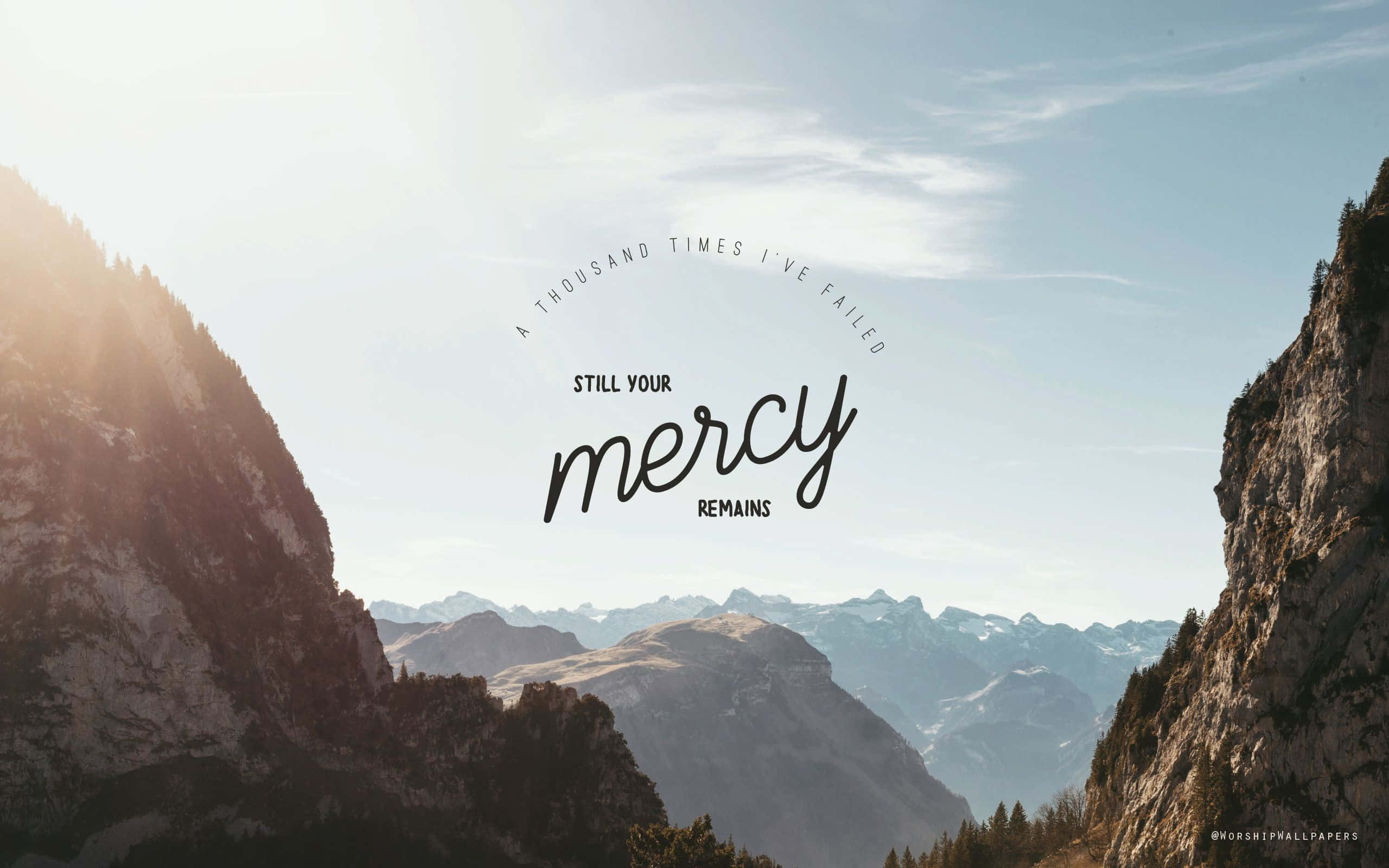 Cool Christian 桌布 壁紙 — 陽光照耀的山谷，由崎嶇的懸崖環繞，並帶有鼓舞人心的文字疊加。
