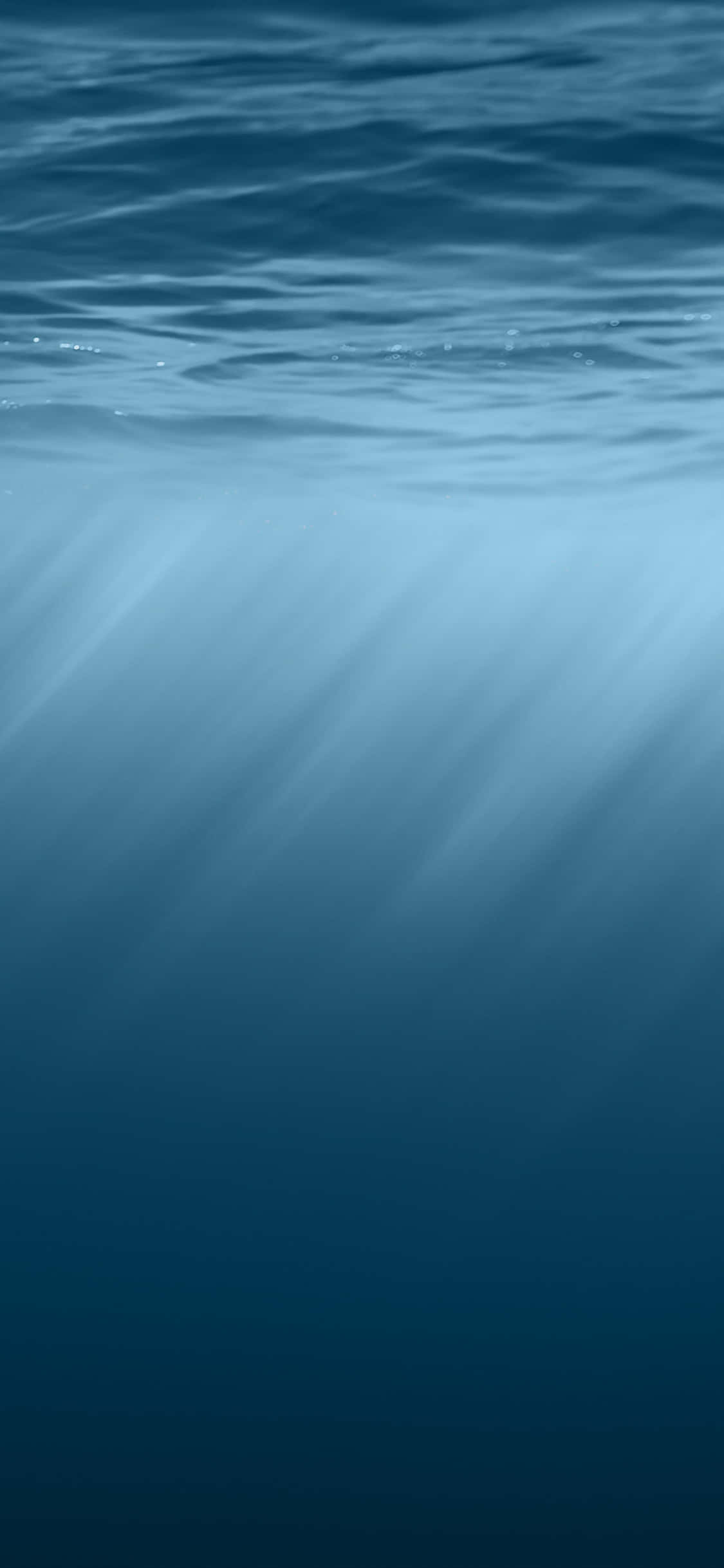 桌布 壁紙 — 陽光穿透海面，在深藍色海水上投下空靈的光束。