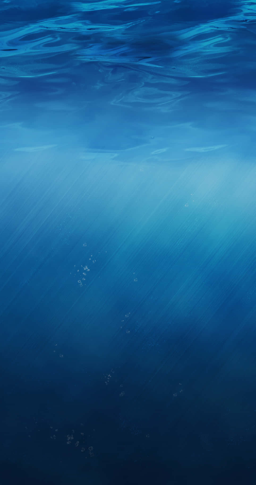 水 桌布 壁紙 — 陽光穿透海面，在深藍色海水中投射出空靈的光線，並有浮動的氣泡。