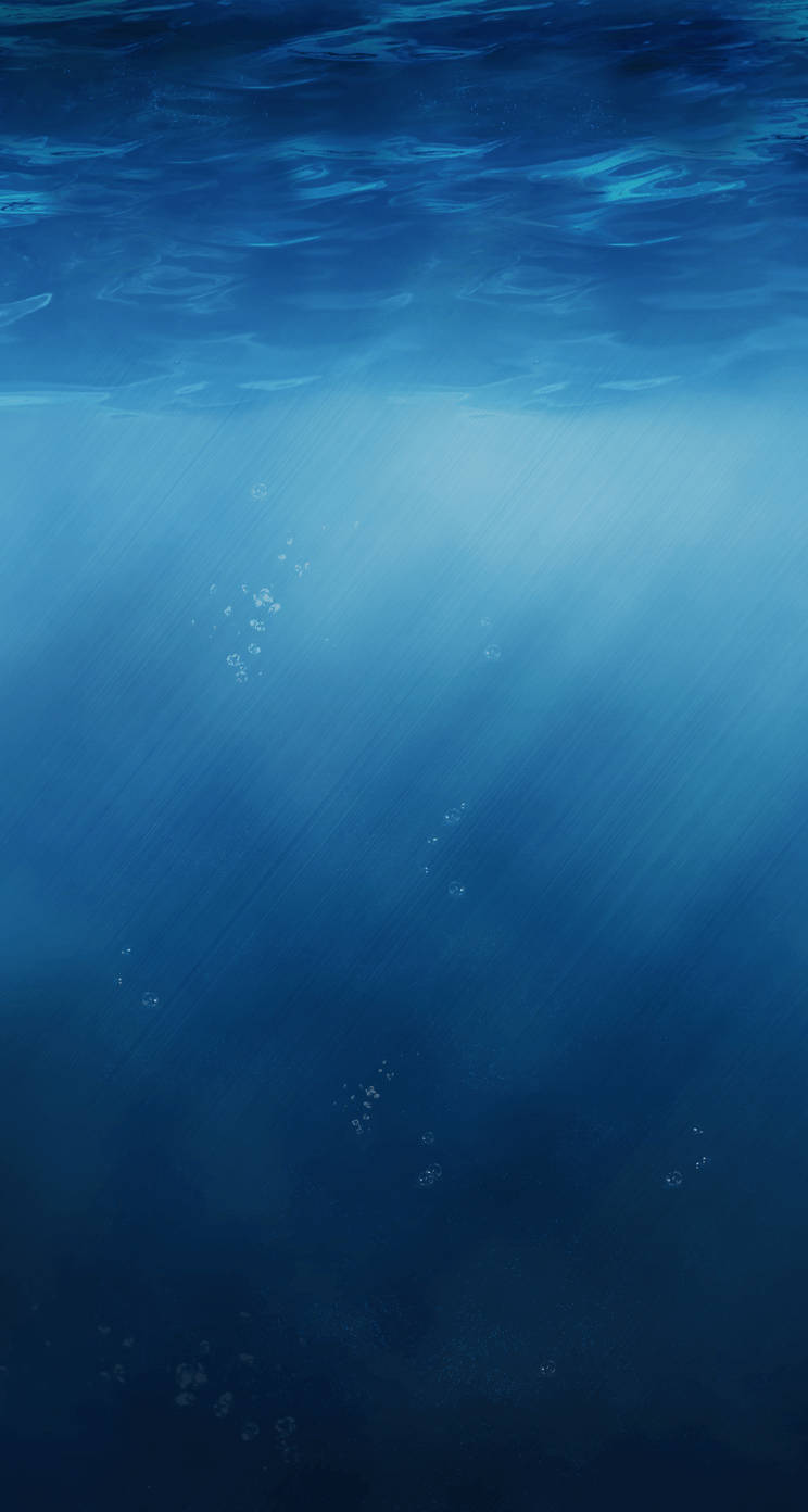 iOS 8 桌布 壁紙 — 陽光穿透海面，在深藍色海水中漂浮的氣泡上投射出空靈的光線。