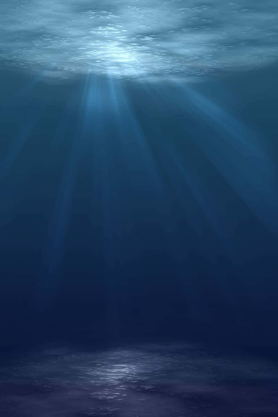 海洋藍 桌布 壁紙 — 陽光穿透海面，在深藍色海水和沙質海床上投射出空靈的光線。