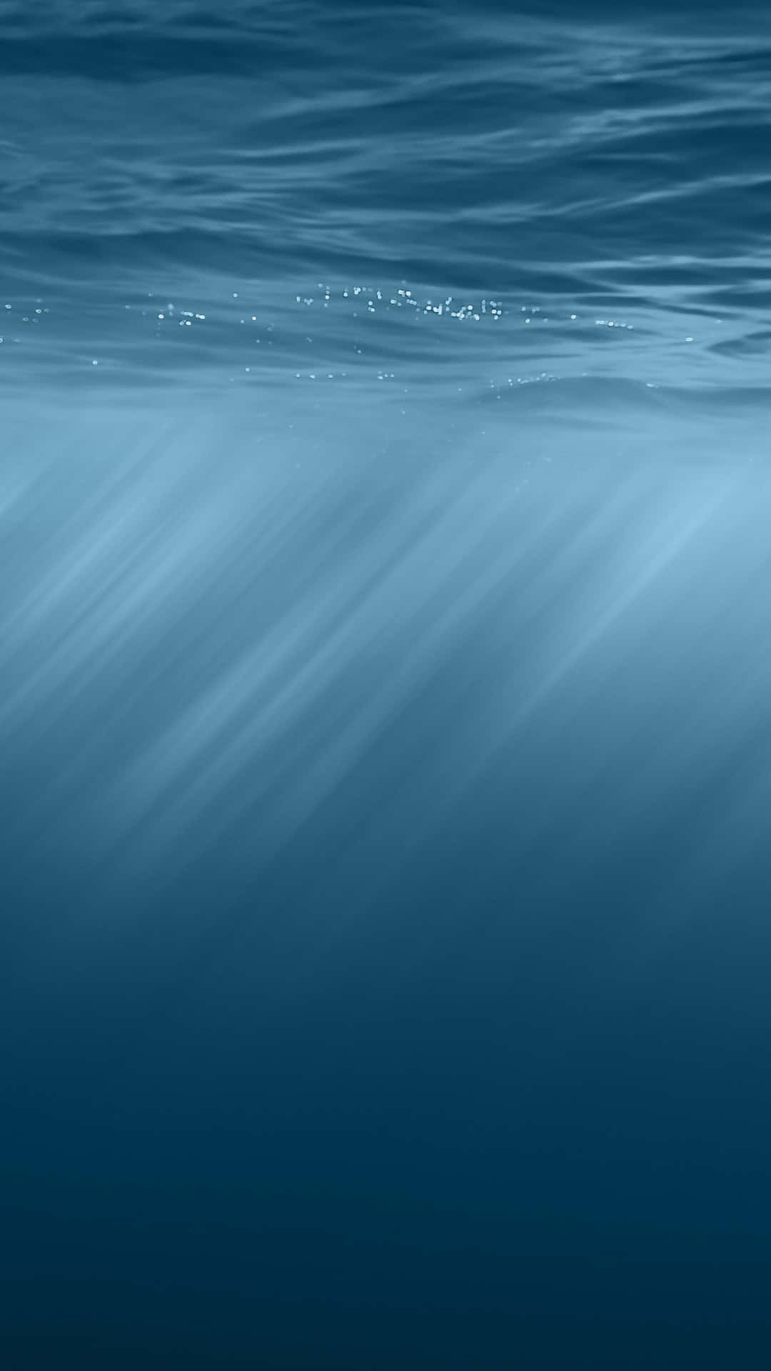 Water iPad 桌布 壁紙 — 陽光穿透海面，在深藍色調的水中投射出空靈的光線。