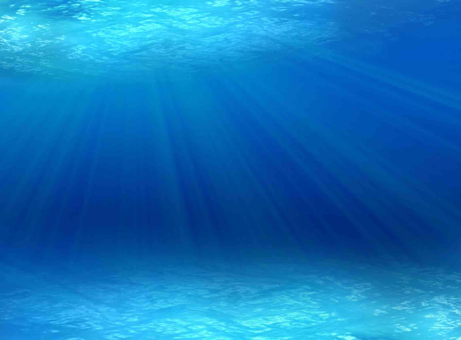 海洋 桌布 壁紙 — 陽光穿透清澈的藍色海水，照亮下方的沙質海床。