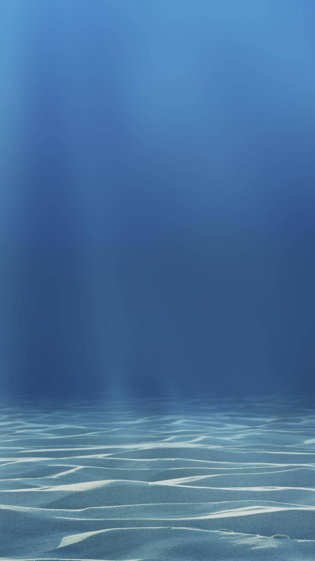 陽光穿過海水照射在波紋狀的沙質海底上。 — 水下動畫 壁紙