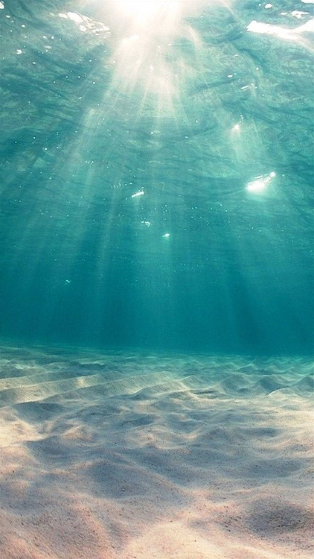 海灘 桌布 壁紙 — 陽光穿透碧綠的海水，照亮了下方的沙質海床。