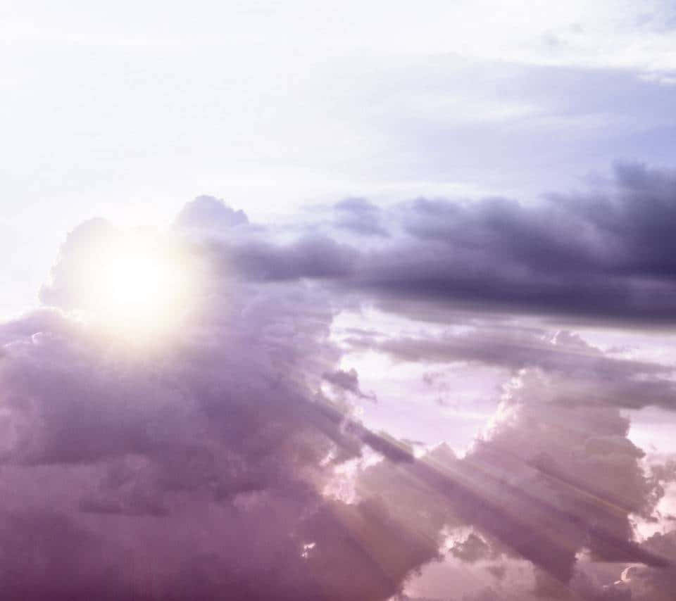 Heaven Clouds 桌布 壁紙 — 陽光穿透紫色雲層，在夢幻般的天空中投射出耀眼的光芒。