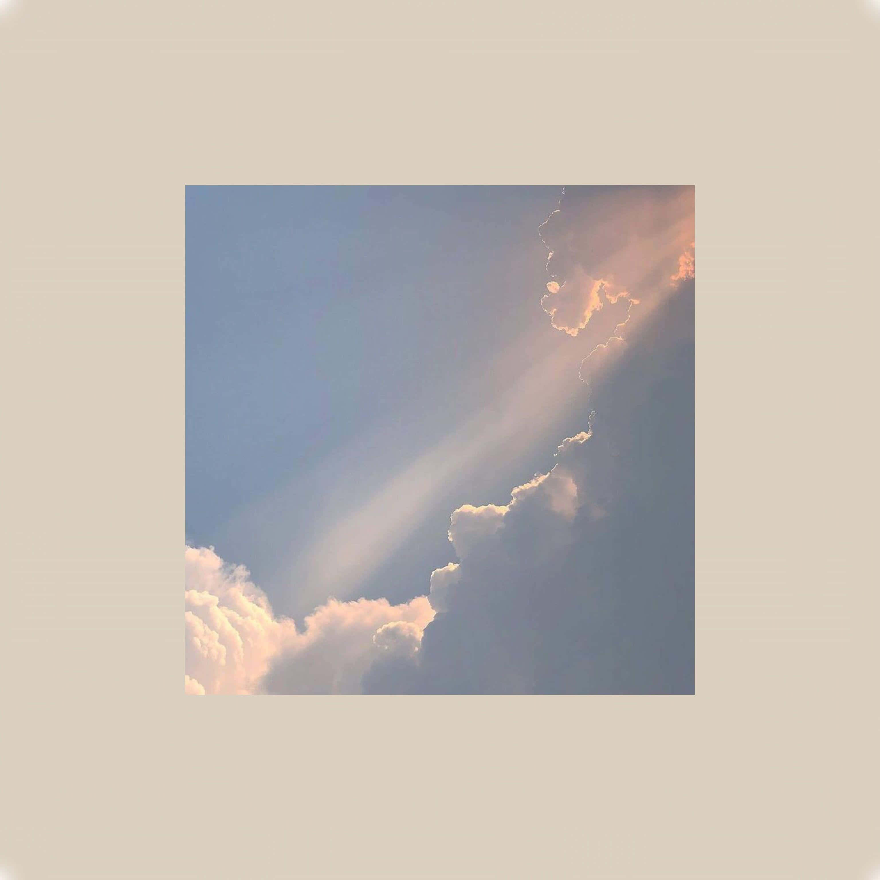 柔和美學 桌布 壁紙 — 陽光穿透蓬鬆的雲層，映襯著柔和的藍天，營造出寧靜而充滿希望的氛圍。