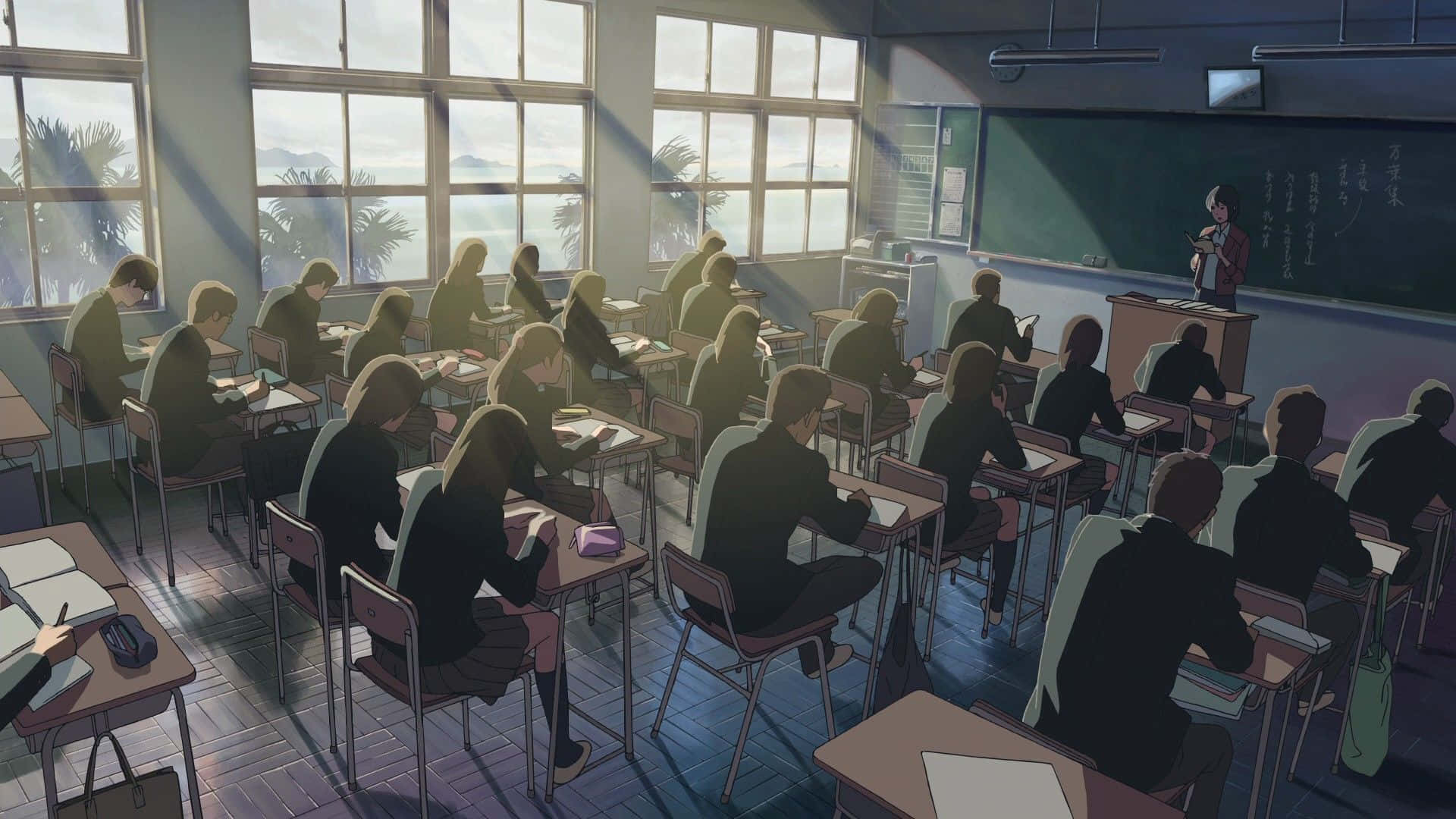 Anime Classroom 桌布 壁紙 — 陽光穿過大窗戶，照亮了安靜教室裡的學生，老師站在黑板前。