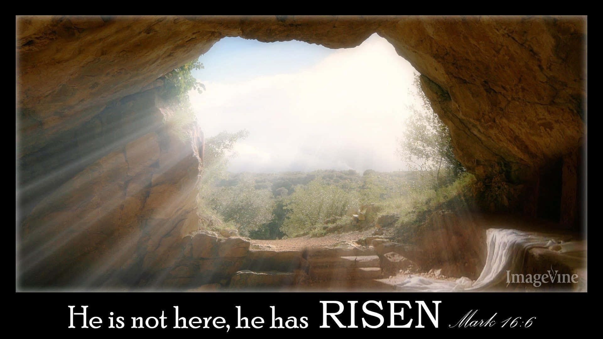 Empty Tomb 桌布 壁紙 — 陽光穿過岩石洞穴開口，照射到一個薄霧籠罩的綠色山谷，山谷中有一個小瀑布。