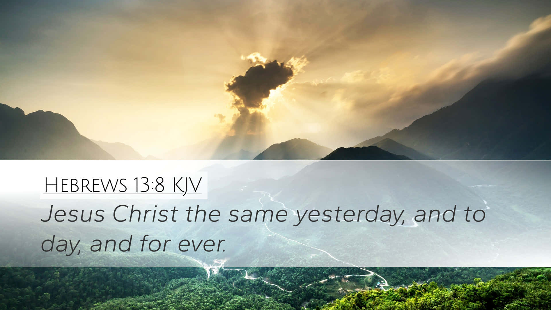 Biblical 桌布 壁紙 — 陽光穿過戲劇性的雲層，照耀在層疊的山巒之上，下方有一條蜿蜒的道路，並疊加了聖經經文。