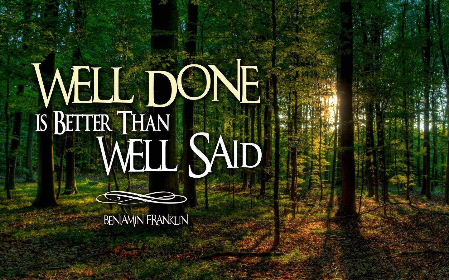 Inspirational Quotes 桌布 壁紙 — 陽光穿過森林中茂密的綠樹，而「Well Done is Better Than Well Said」這句名言以優雅的白色文字出現。