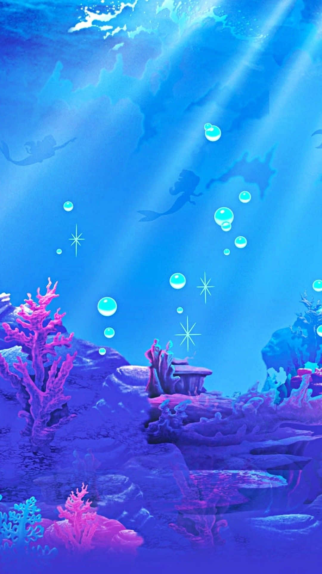 little mermaid 桌布 壁紙 — 陽光穿過海面，照亮了發光的氣泡和充滿活力的粉紅色珊瑚礁，下方有美人魚剪影在游動。