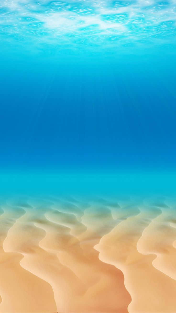 Beach Phone 桌布 壁紙 — 陽光穿過清澈的碧綠海水，照射在下方波紋狀的金色沙灘上。