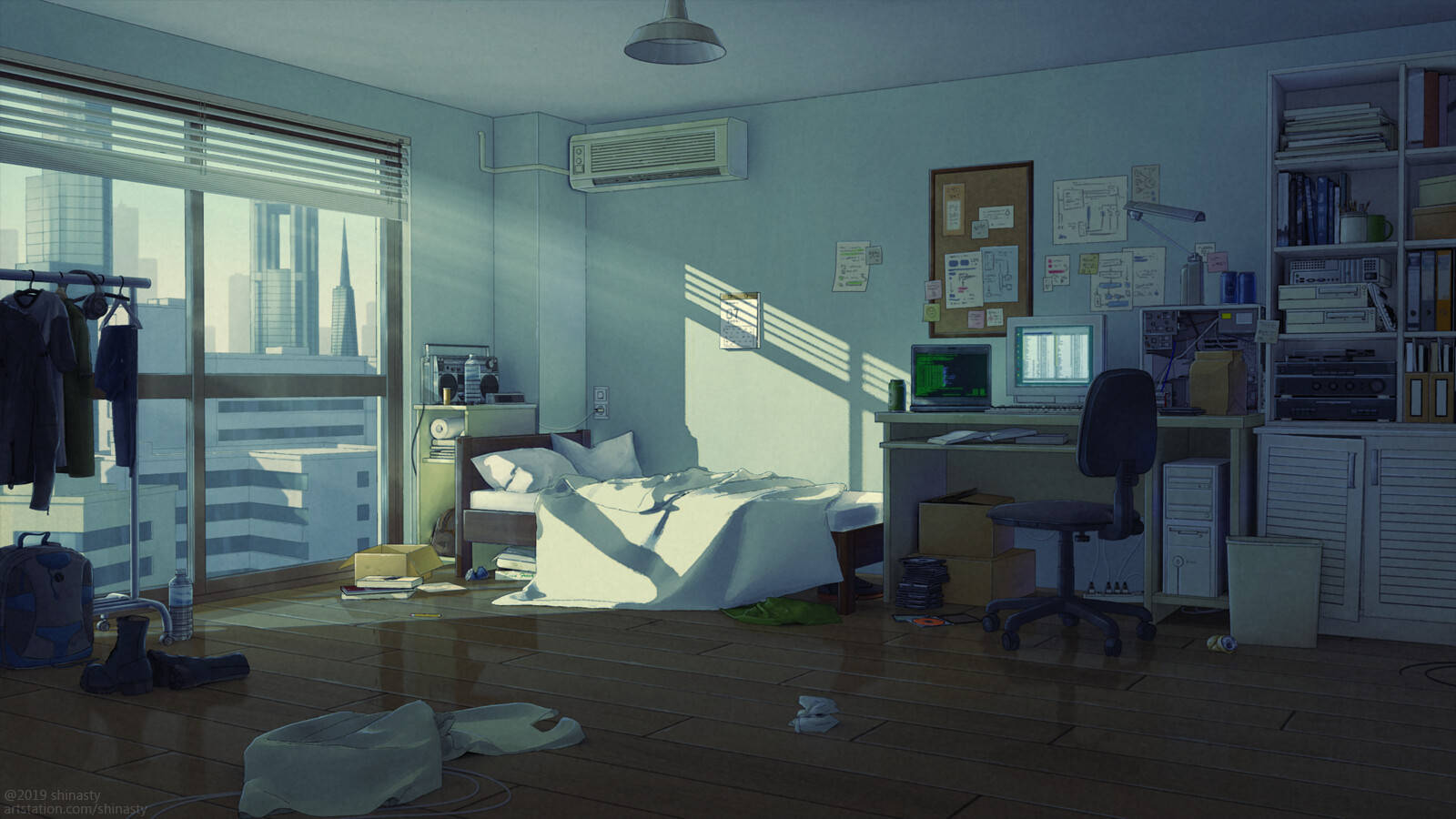 Bedroom 桌布 壁紙 — 陽光穿過百葉窗照射進一間雜亂的城市公寓，內有床、書桌和城市景觀。