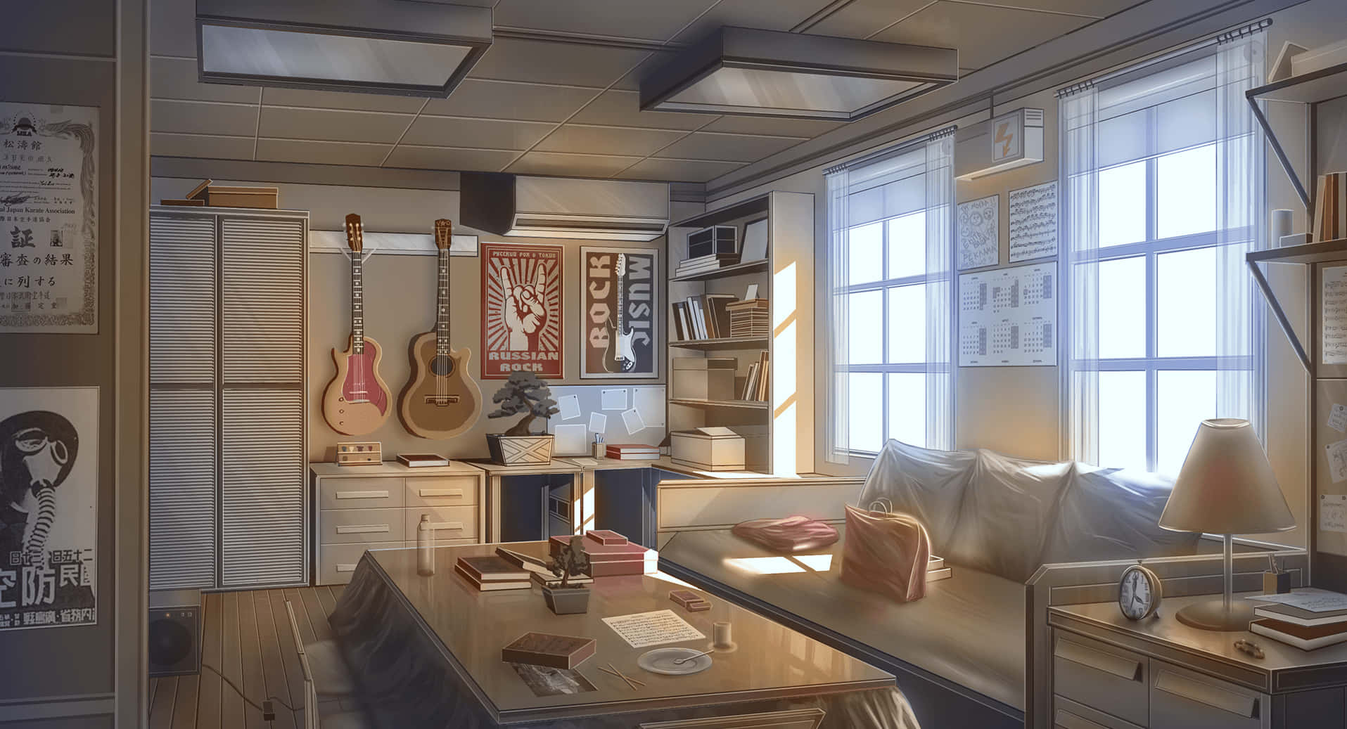 Anime Living Room 桌布 壁紙 — 陽光穿過窗戶，照亮了一個舒適、雜亂的音樂主題房間，裡面有吉他、海報和一張木桌。