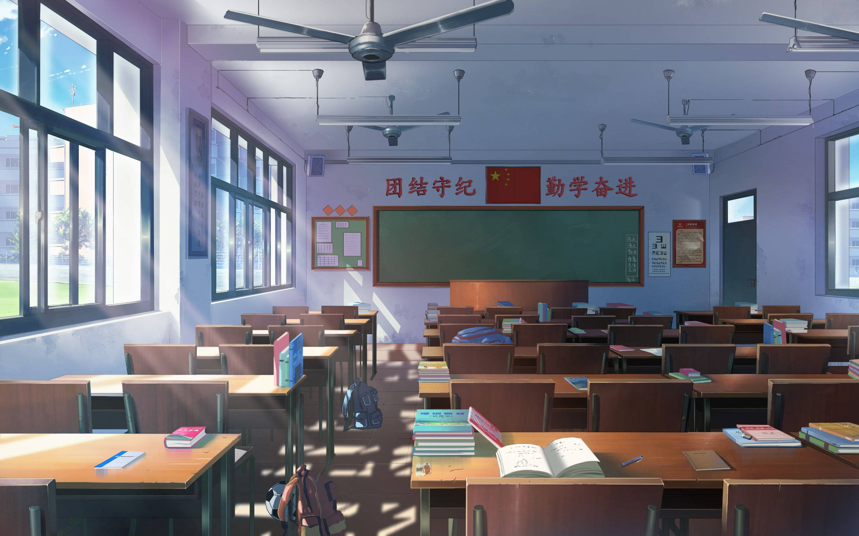 empty 桌布 壁紙 — 陽光穿過窗戶，照亮了安靜教室裡空無一人的木製桌椅，教室裡有綠色黑板和紅色中文標語。