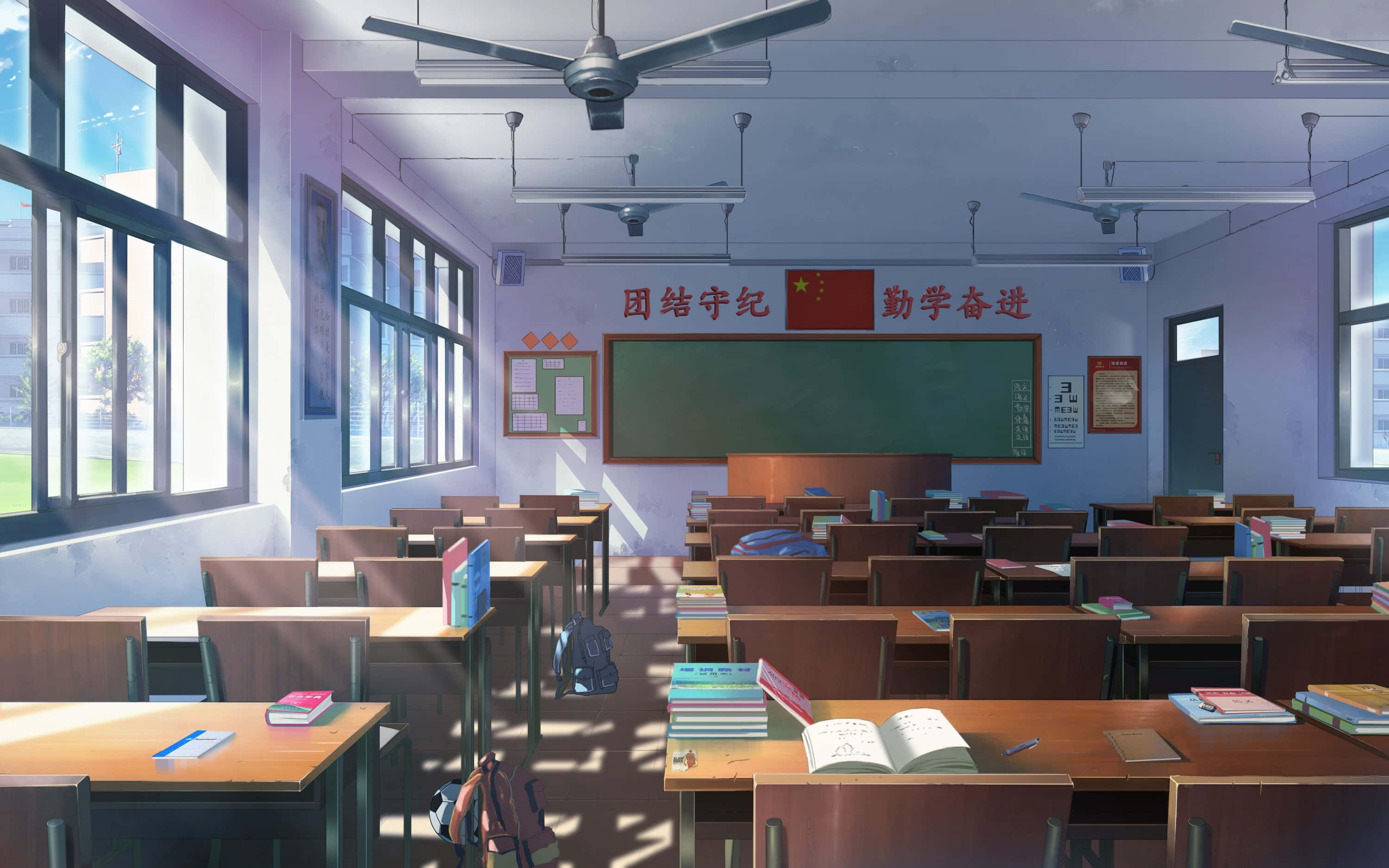 Gacha 桌布 壁紙 — 陽光穿過窗戶，照亮了安靜的中國教室裡空蕩蕩的木桌和綠色黑板。