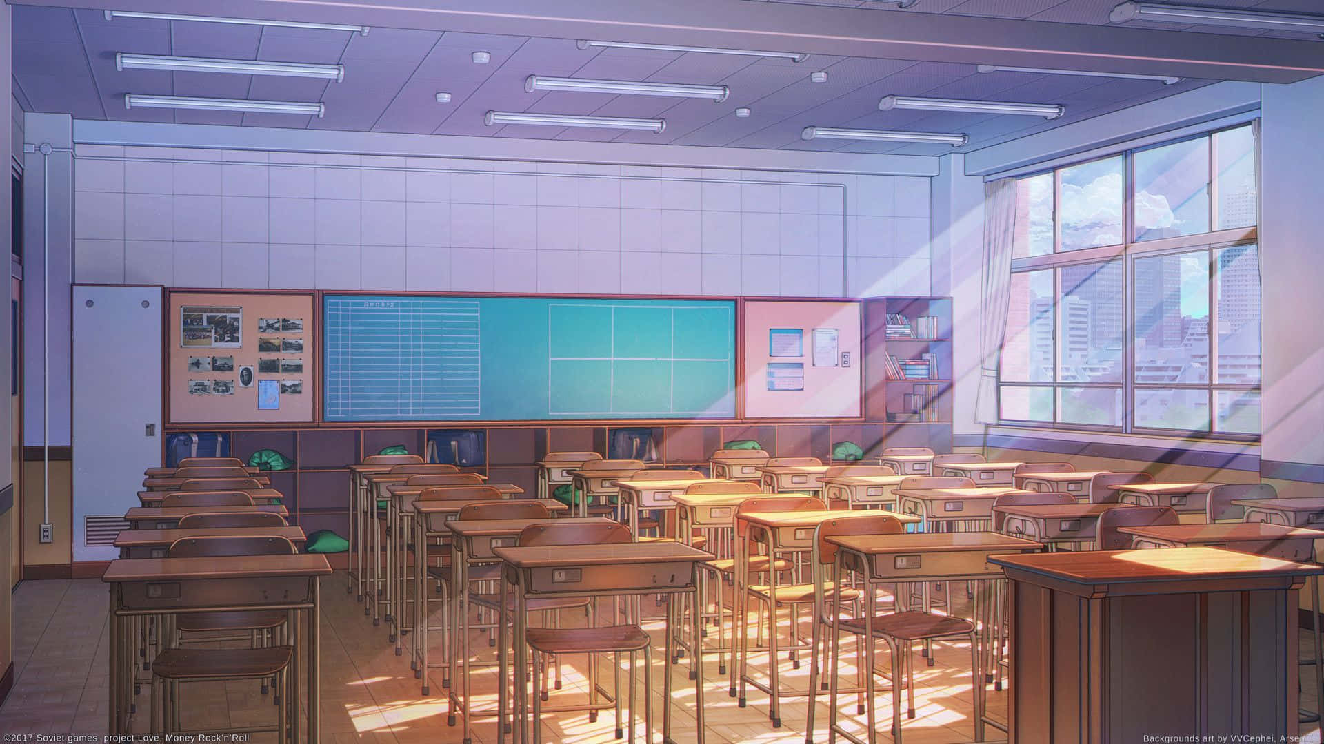 Anime Classroom 桌布 壁紙 — 陽光穿過窗戶，照亮了寧靜動漫風格教室中空無一人的木製書桌和一個青綠色的黑板。