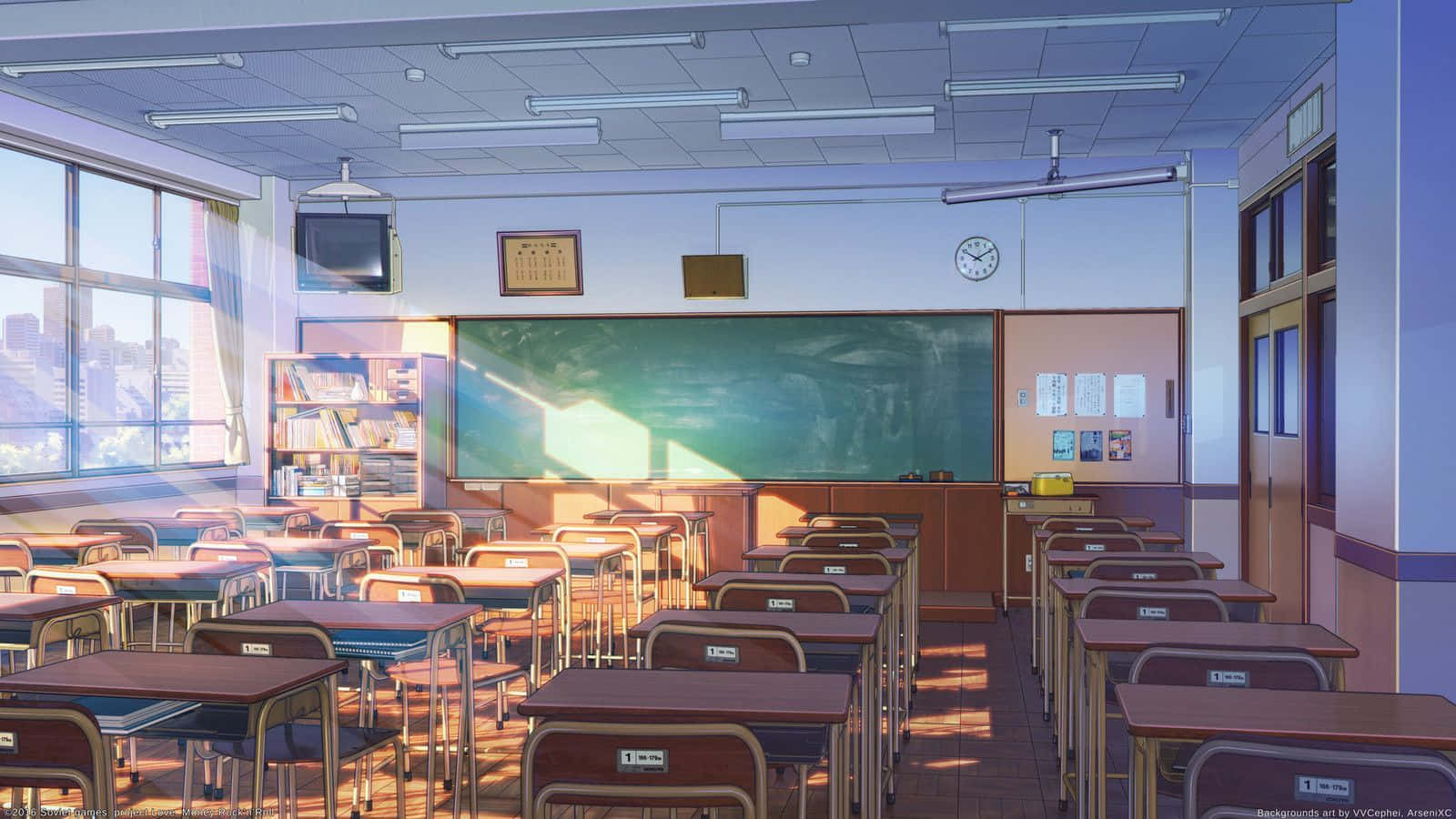 Anime Classroom 桌布 壁紙 — 陽光穿過窗戶，照亮了寧靜的動漫風格教室中空蕩的木桌和綠色黑板。