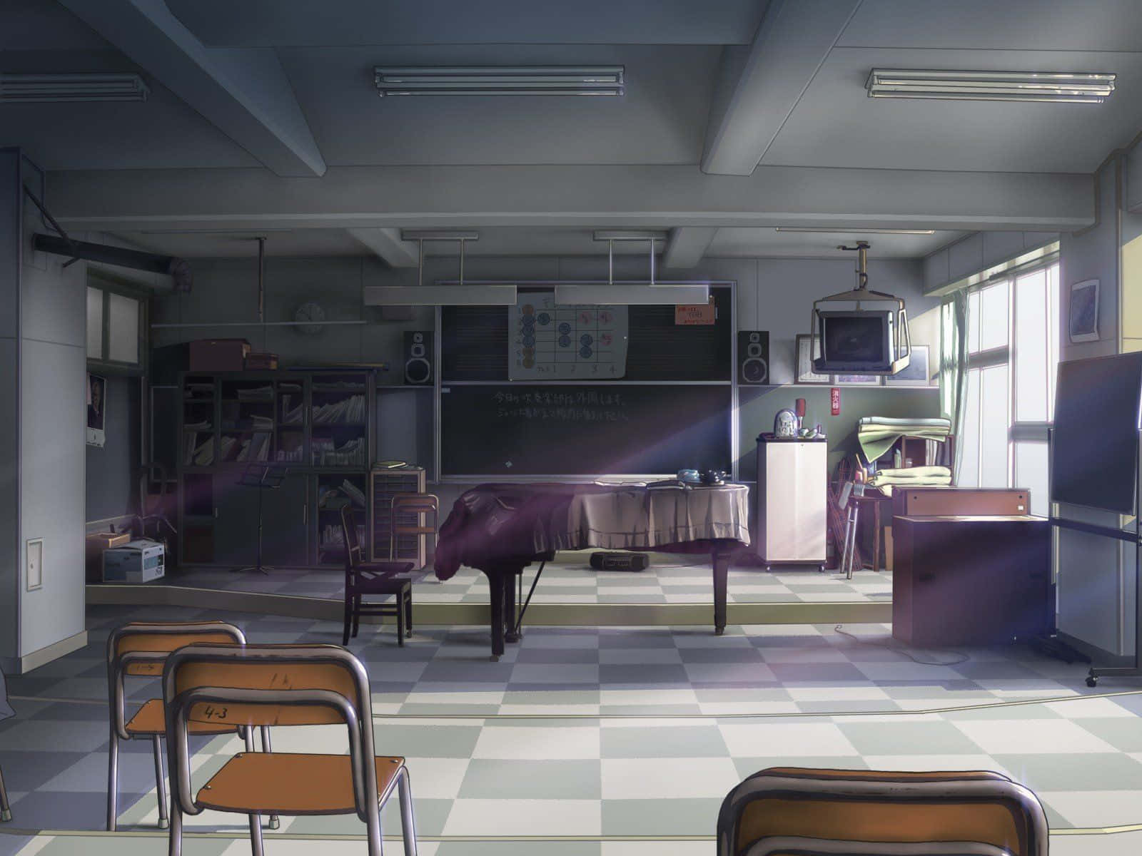 Anime Classroom 桌布 壁紙 — 陽光穿過窗戶照射著一個空蕩蕩的教室，地板是棋盤格圖案，高天花板下有一架三角鋼琴。