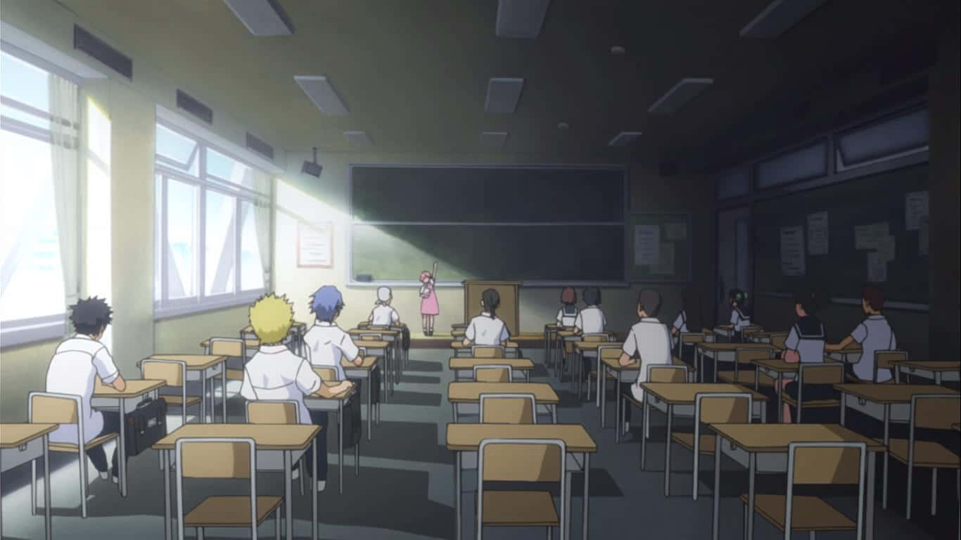 Anime Classroom 桌布 壁紙 — 陽光穿過窗戶照射進來，照亮了一個寧靜的動漫教室，學生們坐在書桌前，面對著前面一個孤獨的女孩。