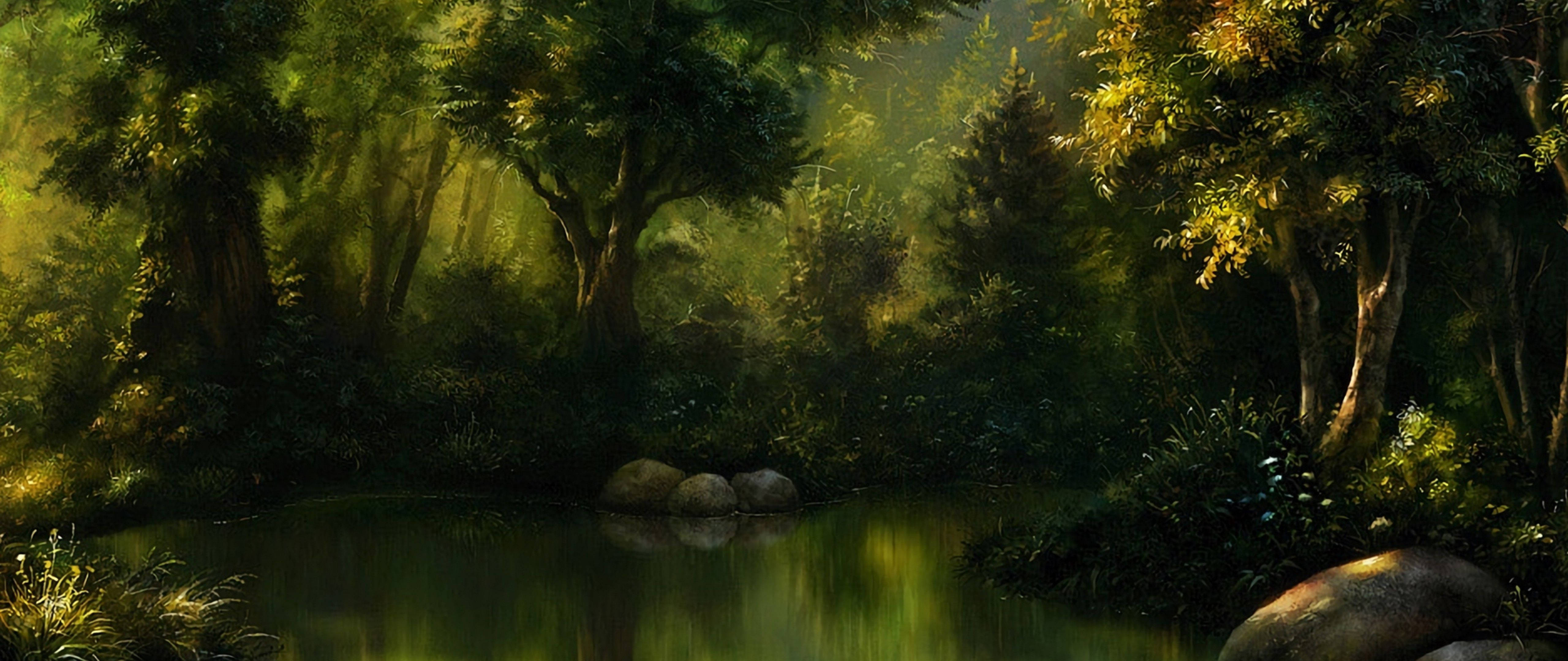 Enchanted Forest 桌布 壁紙 — 陽光穿過茂密的綠樹，將金色光束投射到被苔蘚覆蓋的岩石環繞的寧靜森林溪流上。