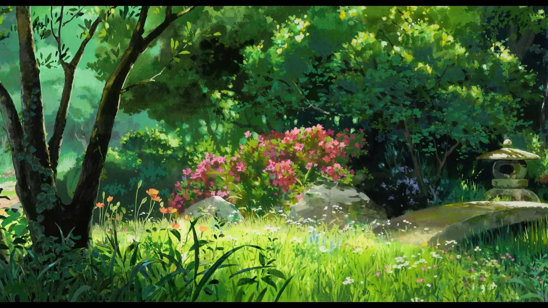The Secret World Of Arrietty 桌布 壁紙 — 陽光穿過茂密的綠樹，照亮了一個充滿活力的花園，園中有粉紅色的花朵、野草和一個石燈籠。