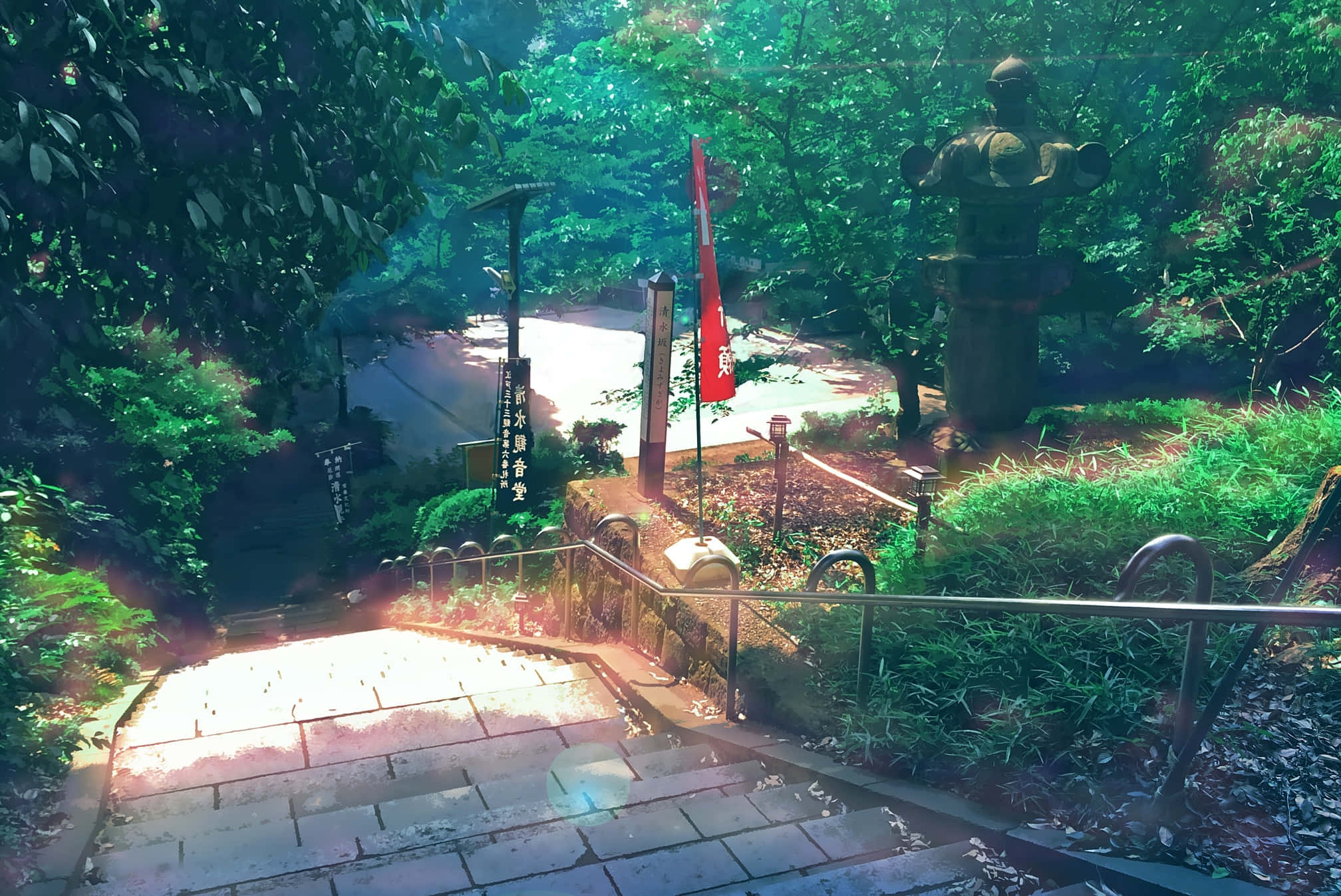 動漫 桌布 壁紙 — 陽光穿過茂密的綠樹，照亮了一條通往傳統日本神社入口的石徑。