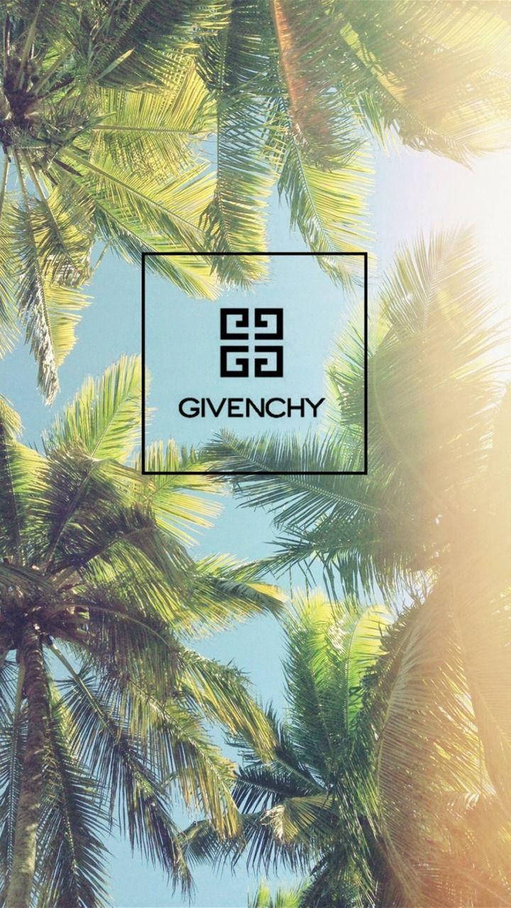 Givenchy 桌布 壁紙 — 陽光穿過茂密的綠色棕櫚葉，映襯著清澈的藍天，中央是 Givenchy 標誌。