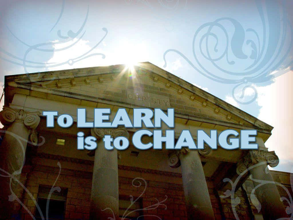 Learning 桌布 壁紙 — 陽光穿過雲層照射在帶有柱子的古典建築上，並疊加了粗體文字「學習就是改變」。
