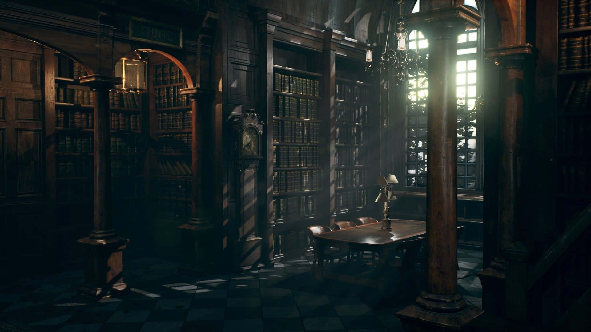 The Hogwarts Library 桌布 壁紙 — 陽光穿過高窗，照亮了宏偉的木鑲板圖書館中的灰塵微粒，圖書館內有高聳的書架和中央閱讀桌。
