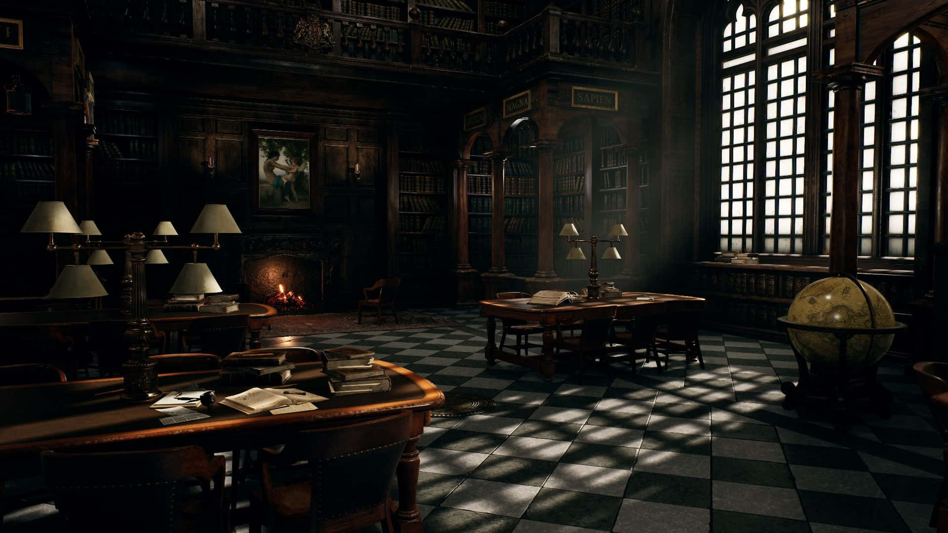 The Hogwarts Library 桌布 壁紙 — 陽光穿過高窗照射進來，照亮了一個寬敞、佈滿灰塵的圖書館，館內有木製書架、棋盤格地板和閃爍的壁爐。