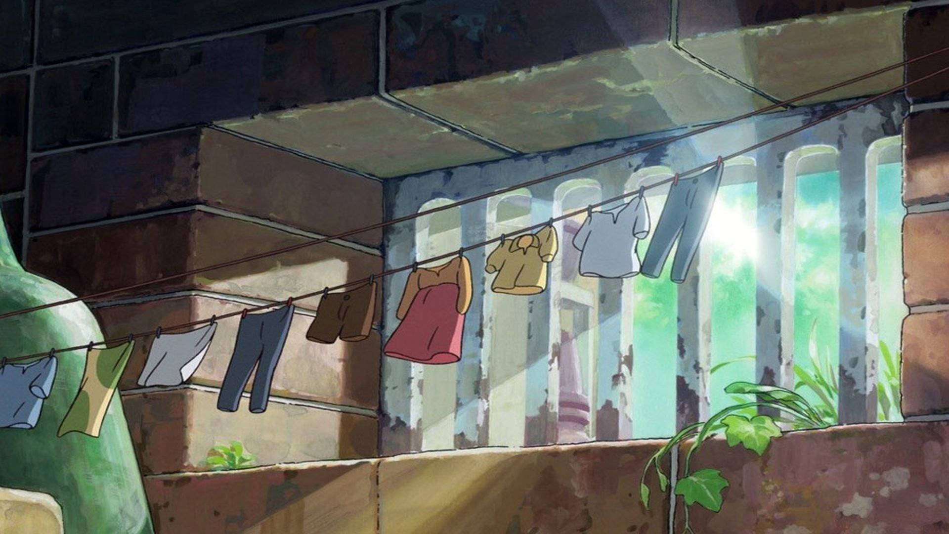 Arrietty 桌布 壁紙 — 陽光透過拱形窗戶照射進來，照亮了掛在風化磚牆上晾衣繩上的彩色衣物。