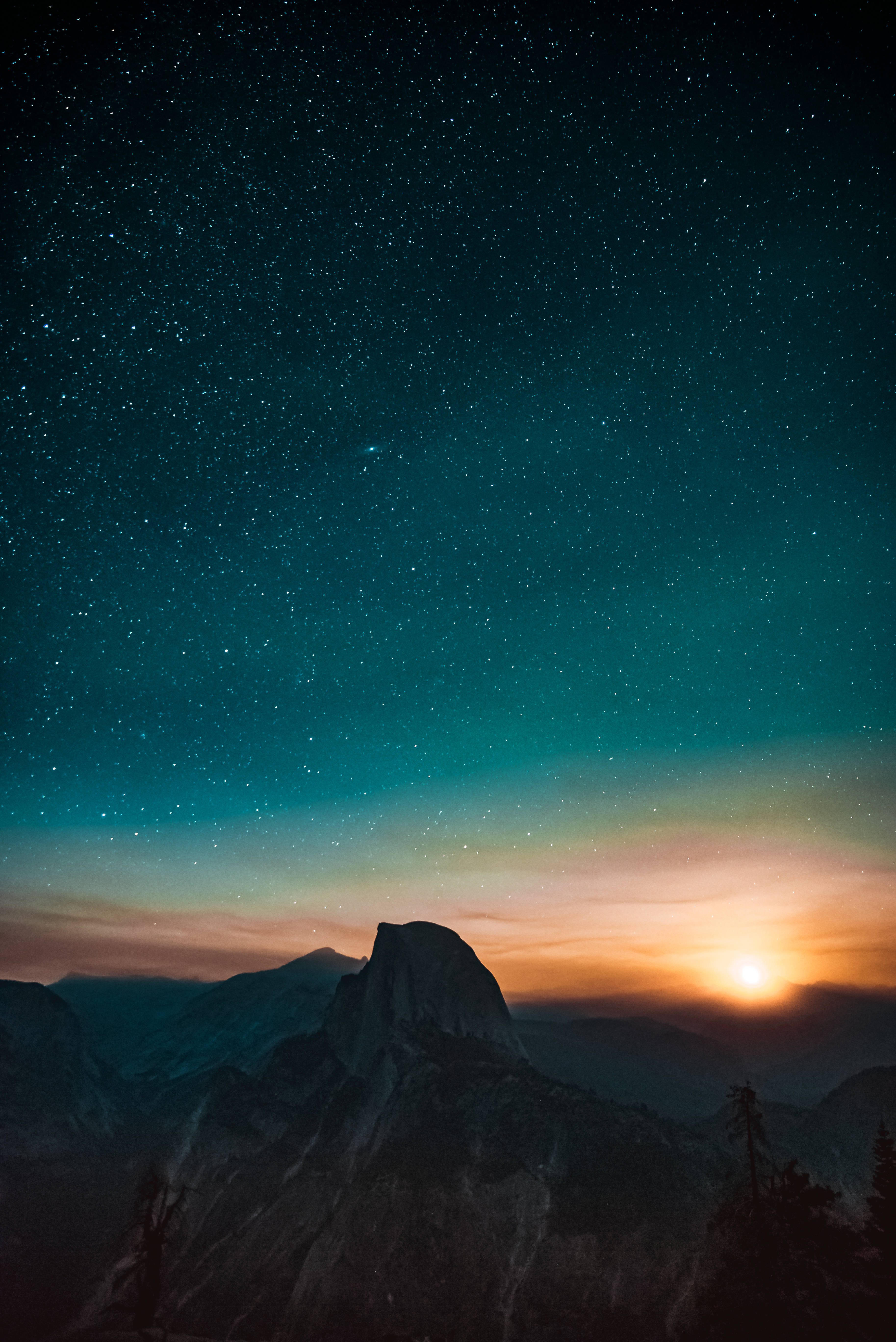 星際異攻隊 桌布 壁紙 — 雄偉的山峰在佈滿星星和發光地平線的暮色天空中呈現剪影。