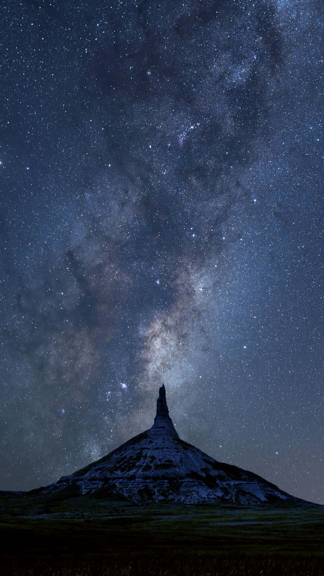 星空動畫 桌布 壁紙 — 雄偉的山峰在佈滿銀河的壯麗星空下呈現剪影。
