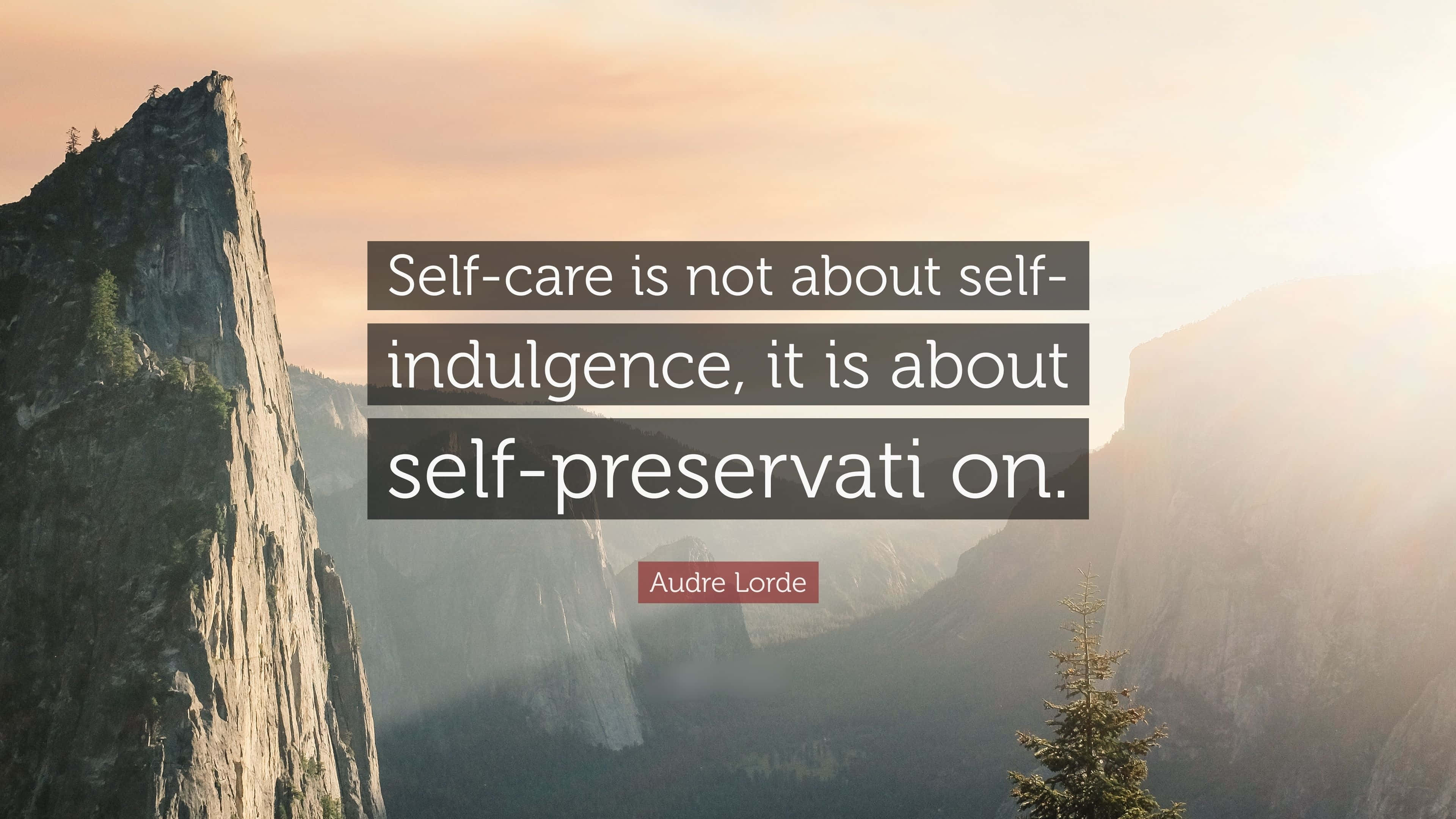 Self Care 桌布 壁紙 — 雄偉的山峰沐浴在金色的日出光芒中，並疊加了勵志名言。