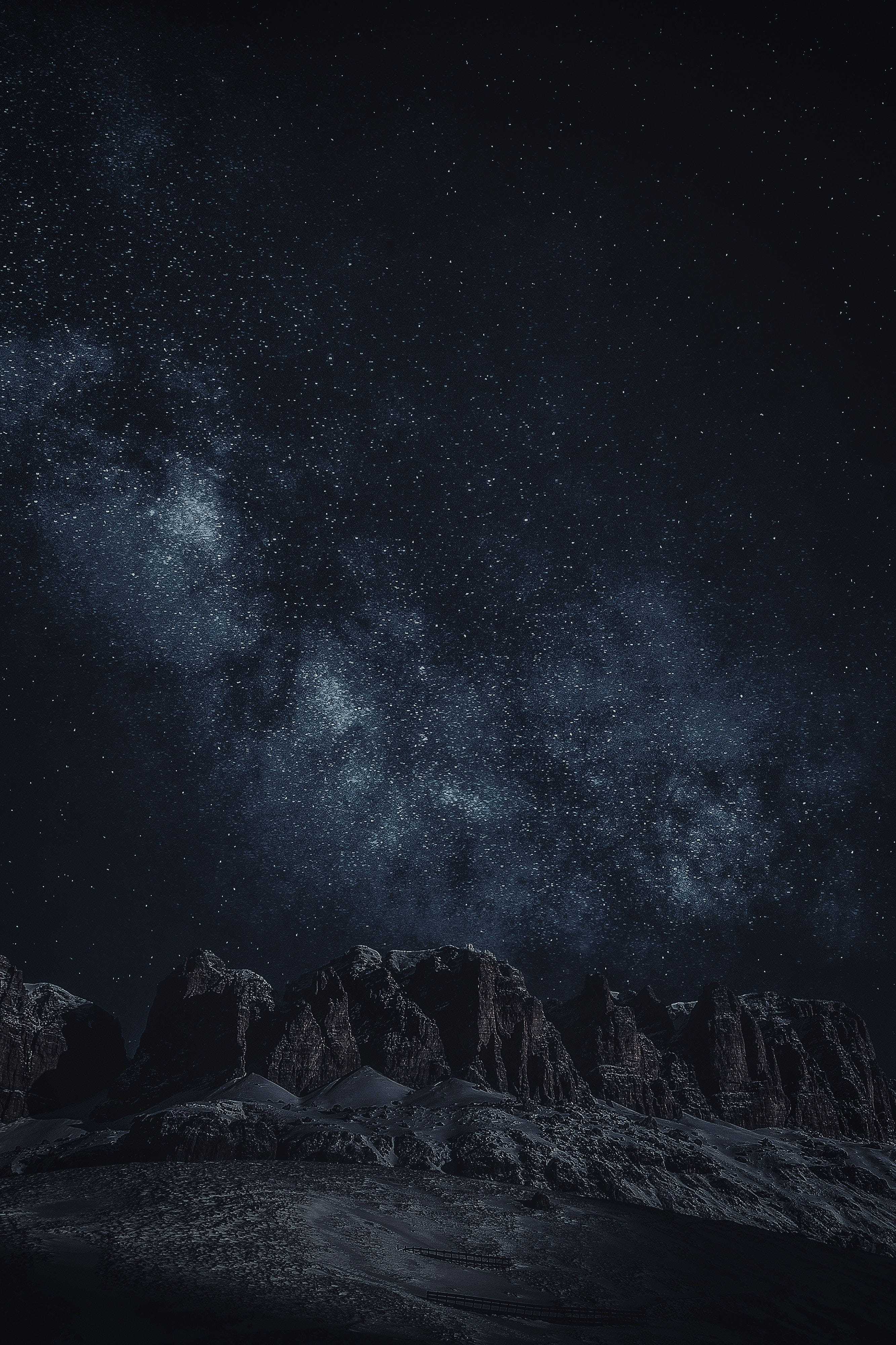 Screen 桌布 壁紙 — 雄偉的山脈在令人嘆為觀止的星空下呈現剪影，銀河在上方閃耀。