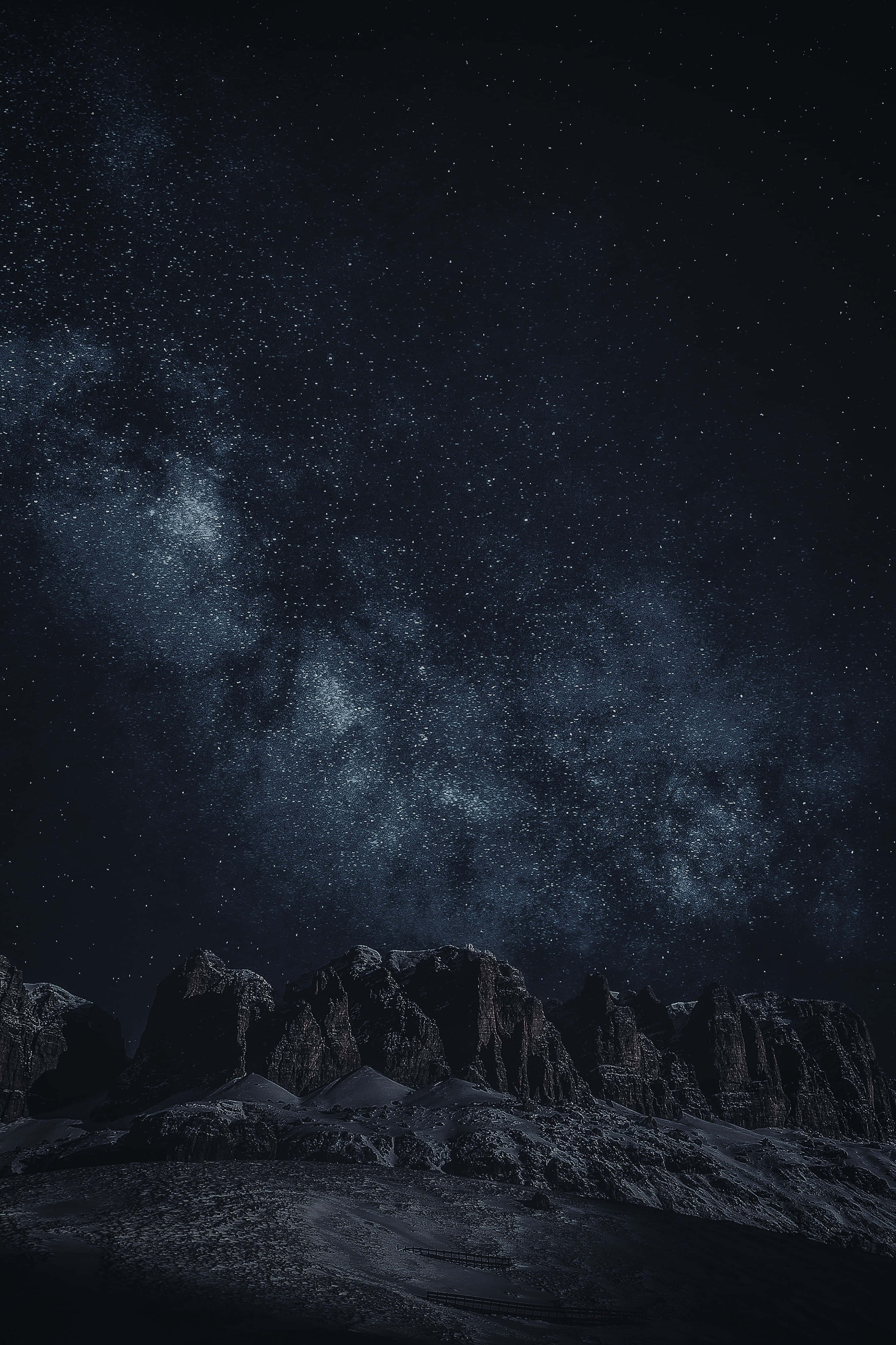 Dark Landscape 桌布 壁紙 — 雄偉的山脈在令人驚嘆的星空下，銀河在上方閃耀。