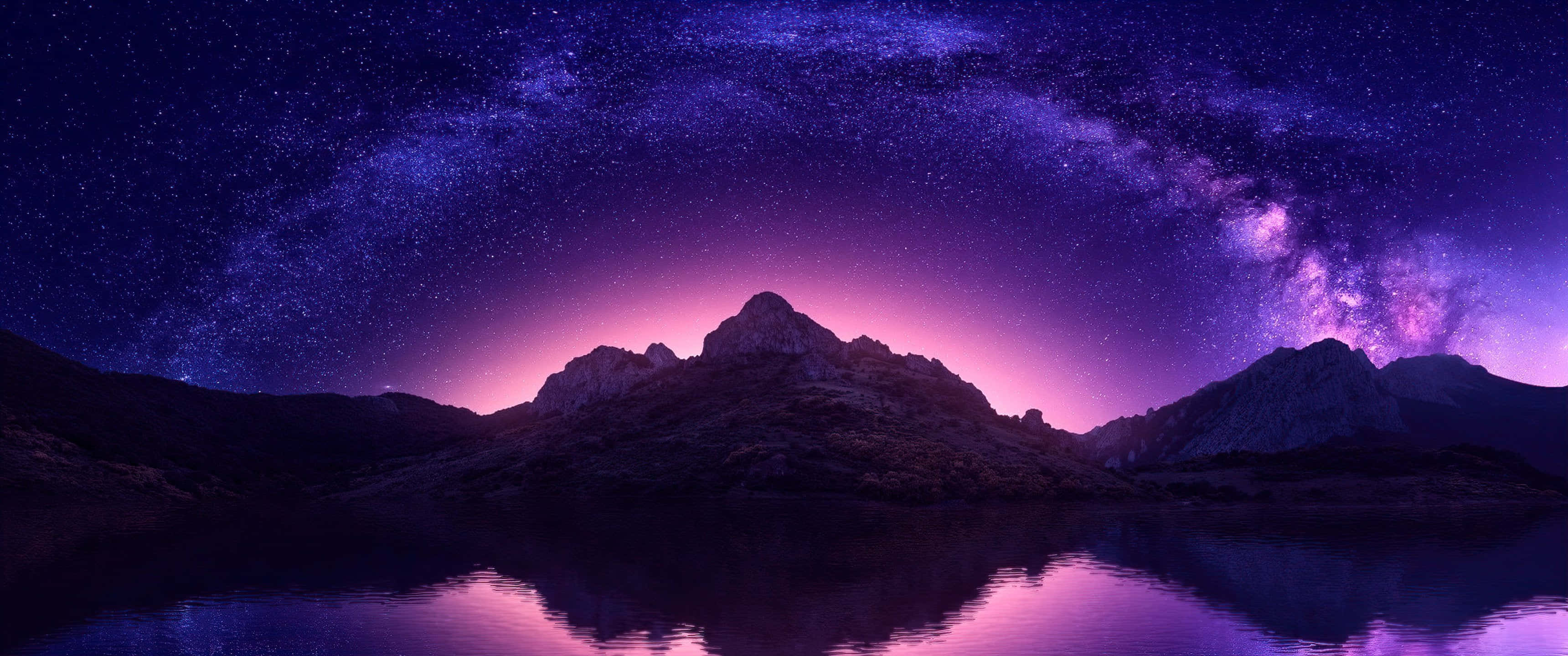 背景 桌布 壁紙 — 雄偉的山脈在充滿活力的紫色和藍色星空下倒映，銀河拱跨其上。