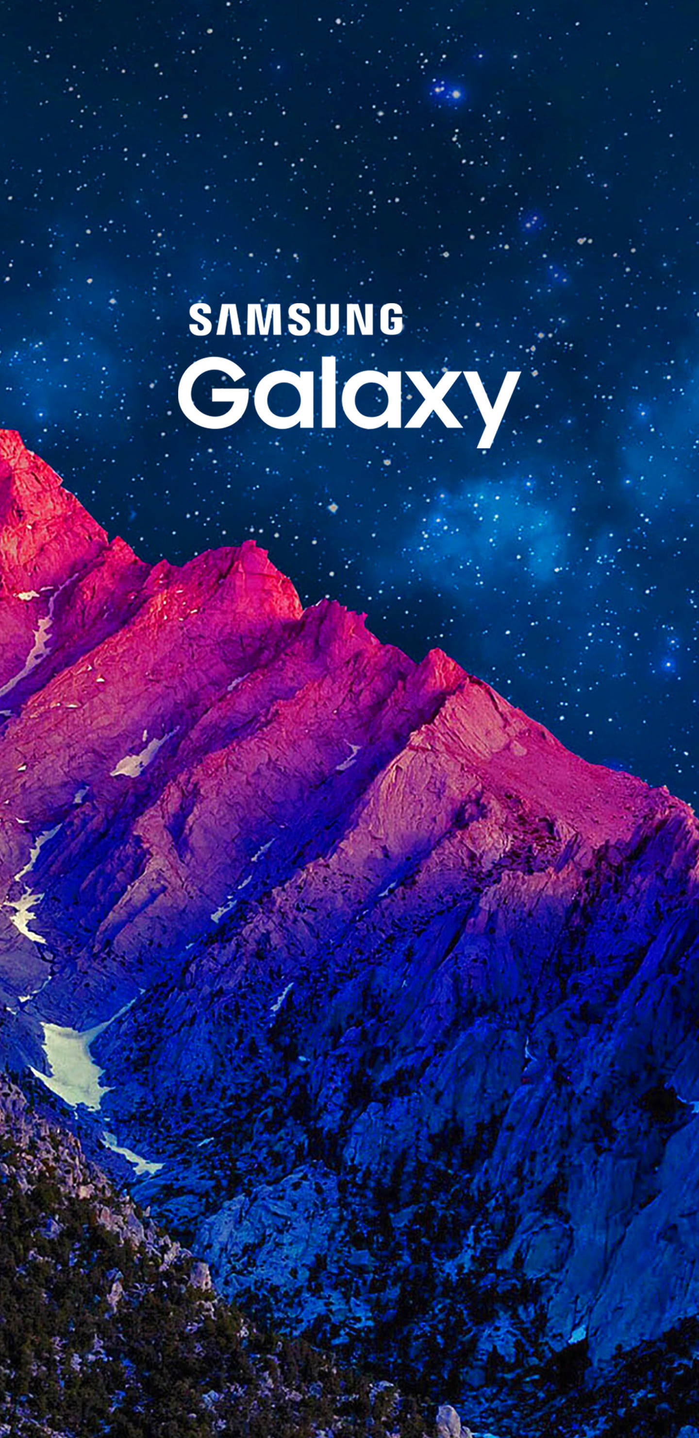 山景 桌布 壁紙 — 雄偉的山脈在繁星點點的夜空下沐浴在充滿活力的粉紅色和藍色色調中，帶有「Samsung Galaxy」文字。