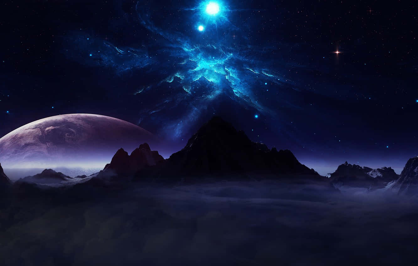 Beautiful Star 桌布 壁紙 — 雄偉的山脈從雲層中升起，下方是充滿活力的藍色星雲和閃爍的星星，天空中還有一顆遙遠的行星。