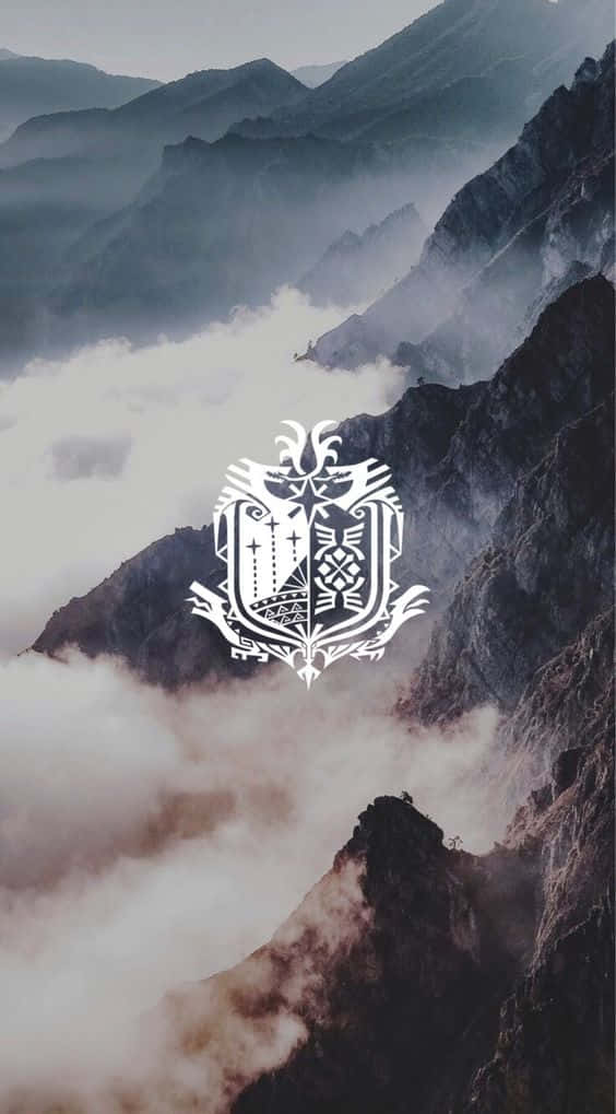 iPhone Xs Monster Hunter World 桌布 壁紙 — 雄偉的山脈穿過旋轉的雲層，迷霧中央有一個精細的白色徽章。