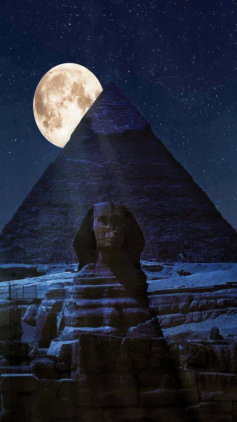 Moon Night 桌布 壁紙 — 雄偉的獅身人面像和金字塔矗立在繁星點點的夜空下，一輪明亮的滿月照耀著它們。