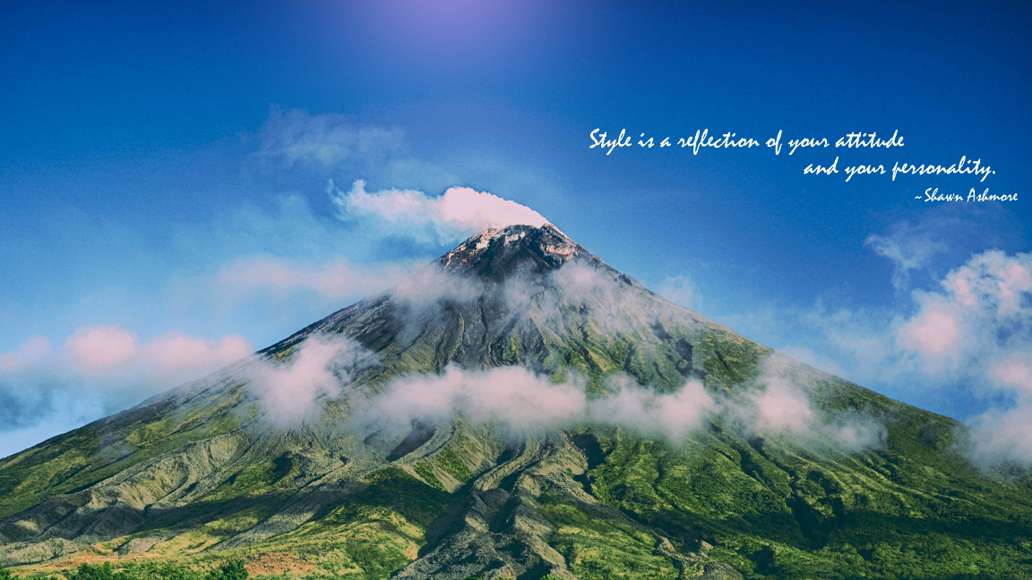 attitude 4K 桌布 壁紙 — 雄偉的綠色山峰在蔚藍天空下穿過雲層升起，並帶有鼓舞人心的引言疊加。