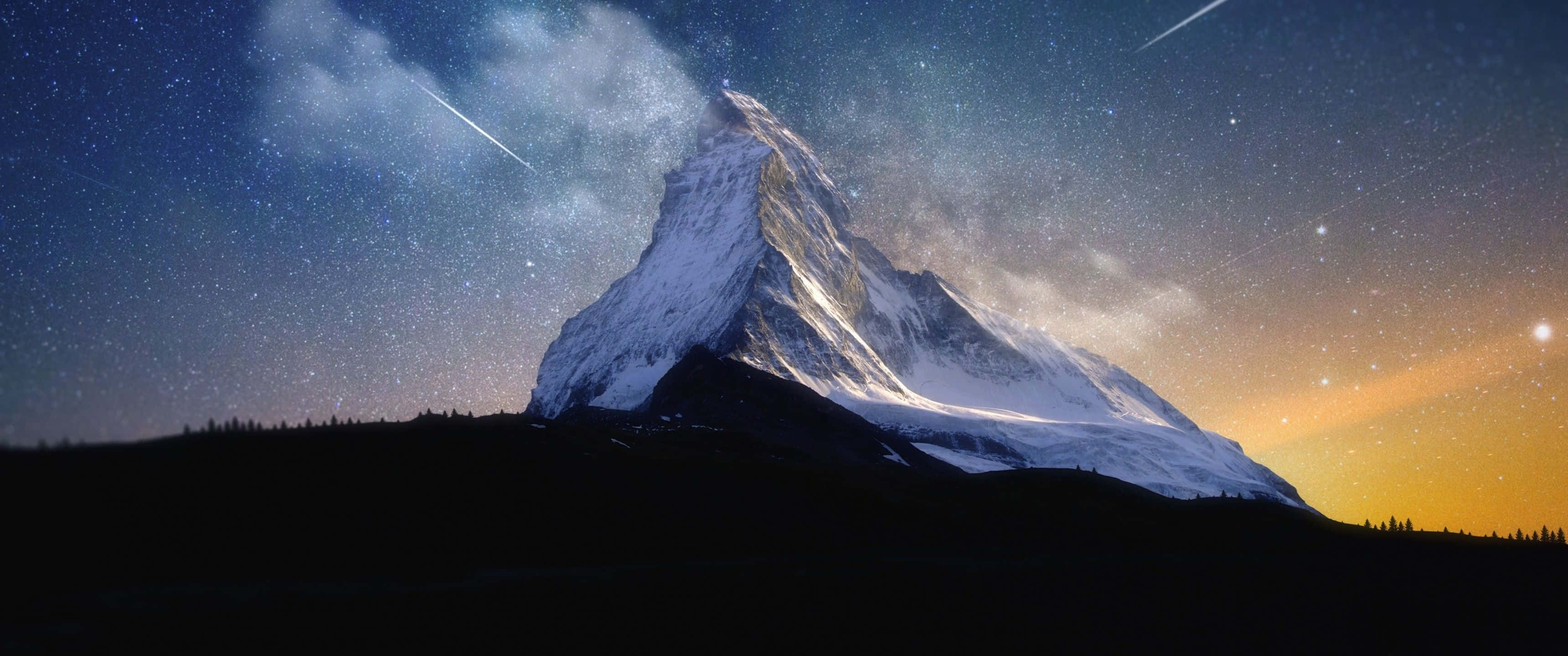 高清 桌布 壁紙 — 雄偉的雪山山峰，在繁星點點的夜空下，伴隨著發光的極光和流星。