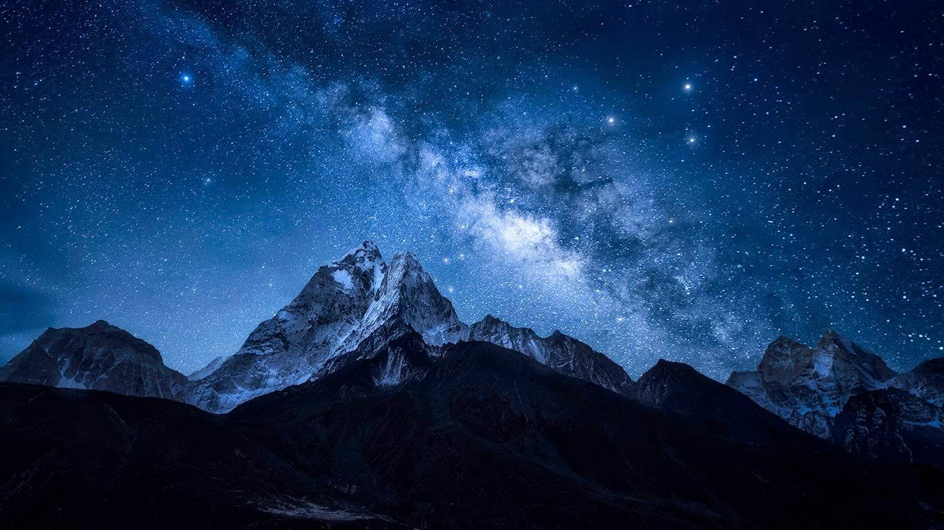 必應 桌布 壁紙 — 雄偉的雪山山峰在令人嘆為觀止的星空下升起，充滿了銀河系的發光帶。
