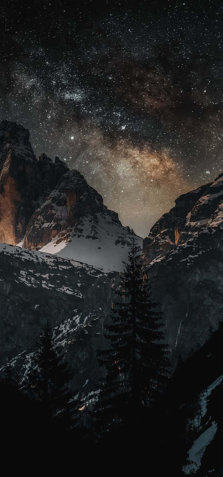 自然 桌布 壁紙 — 雄偉的雪山山脈，在令人嘆為觀止的星空下，銀河在上方閃耀。