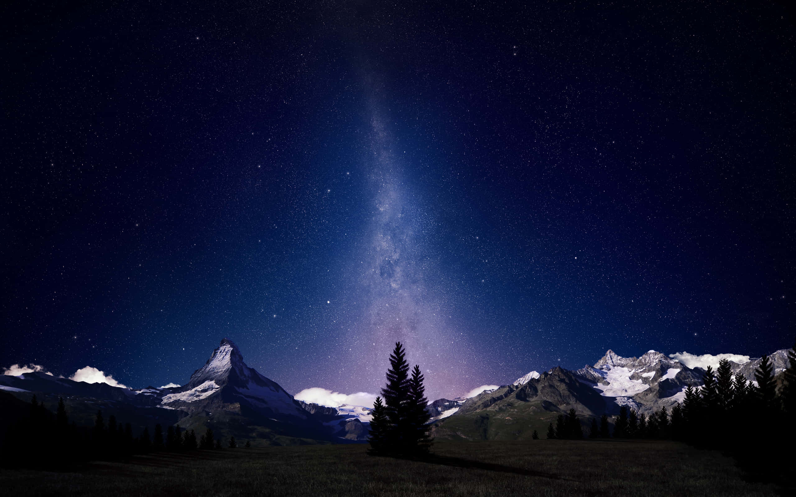 夜空 桌布 壁紙 — 雄偉的雪山山脈，在繁星點點的夜空下，銀河在上方閃耀。