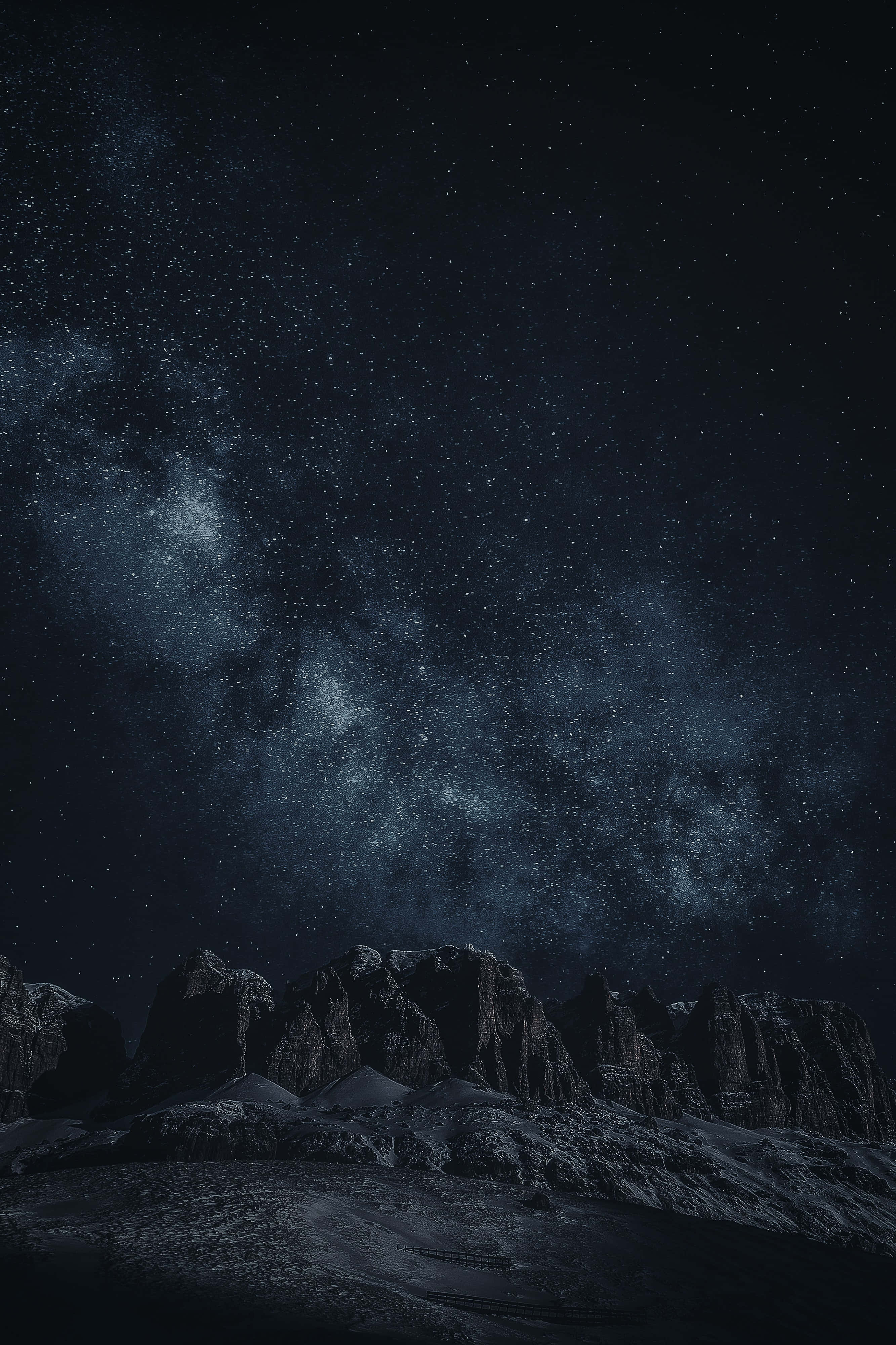 iPhone 桌布 壁紙 — 雄偉的雪山山脈在令人嘆為觀止的星空夜空下呈現剪影，銀河在上方閃耀。