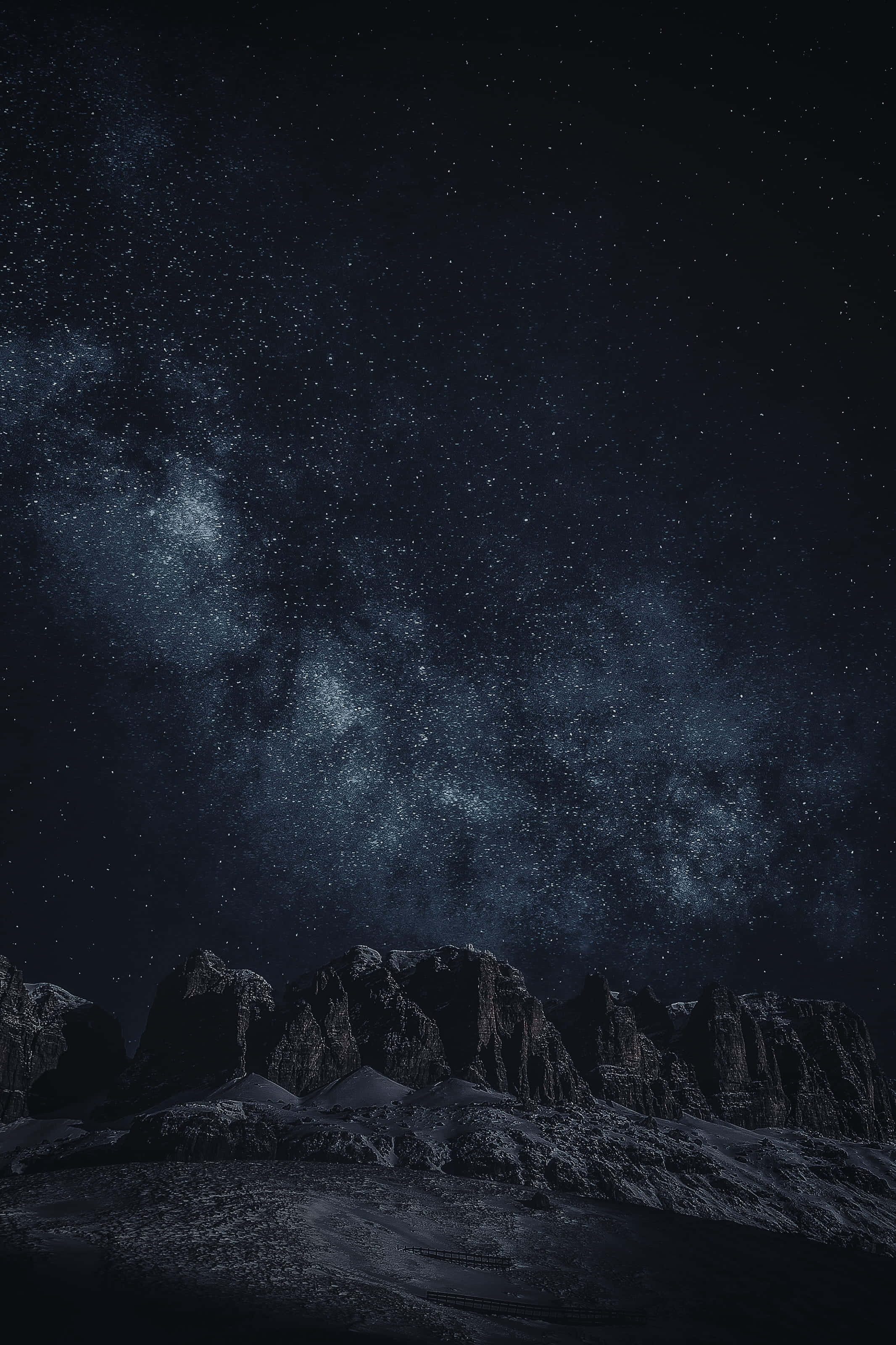 黑夜 桌布 壁紙 — 雄偉的雪山山脈在令人嘆為觀止的星空夜空下呈現剪影，銀河在上方閃耀。